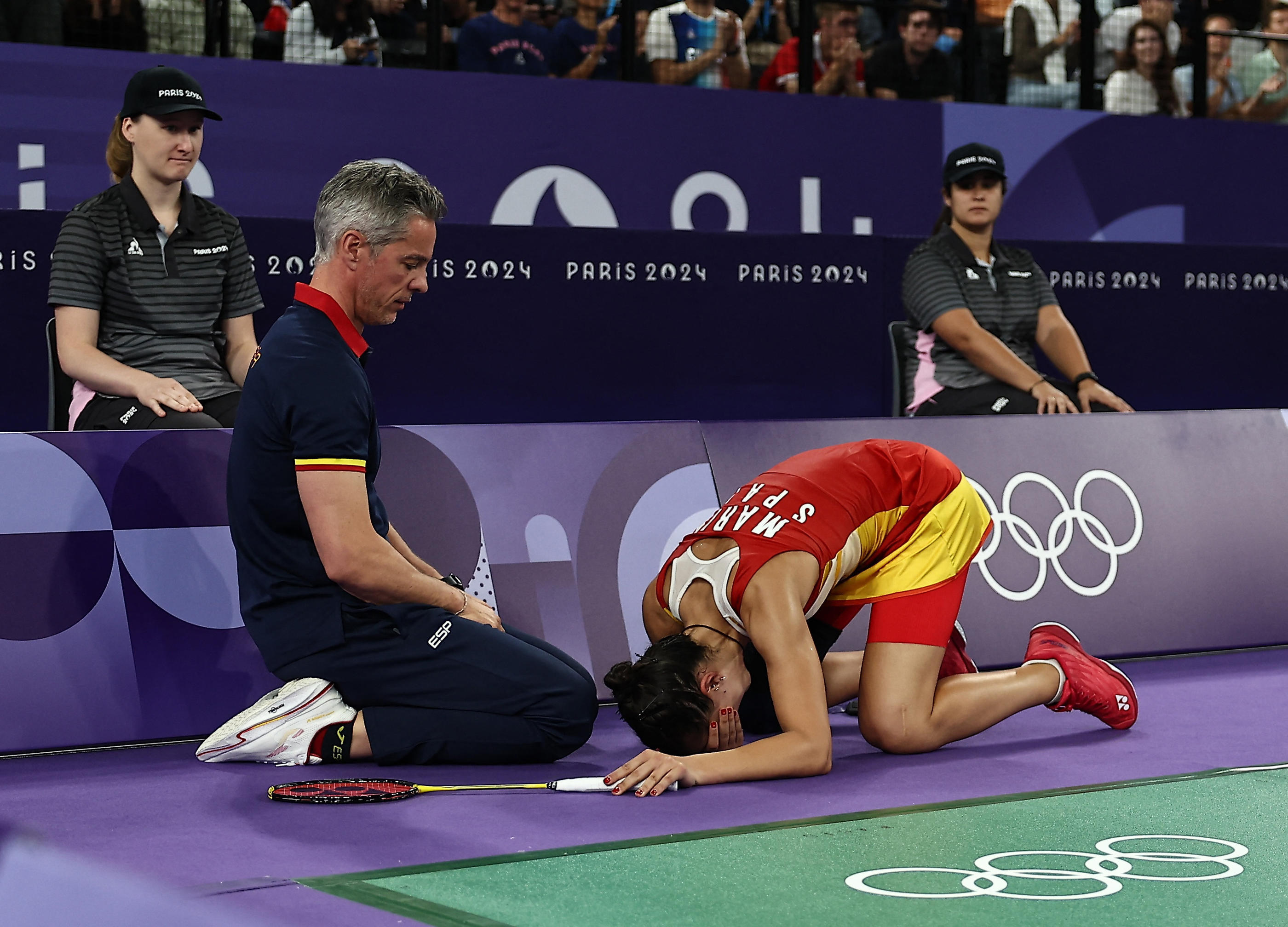 Prostrée, Carolina Marin a ému l'Aera Porte-de-la-Chapelle et son entraîneur. Reuters/Ann Wang