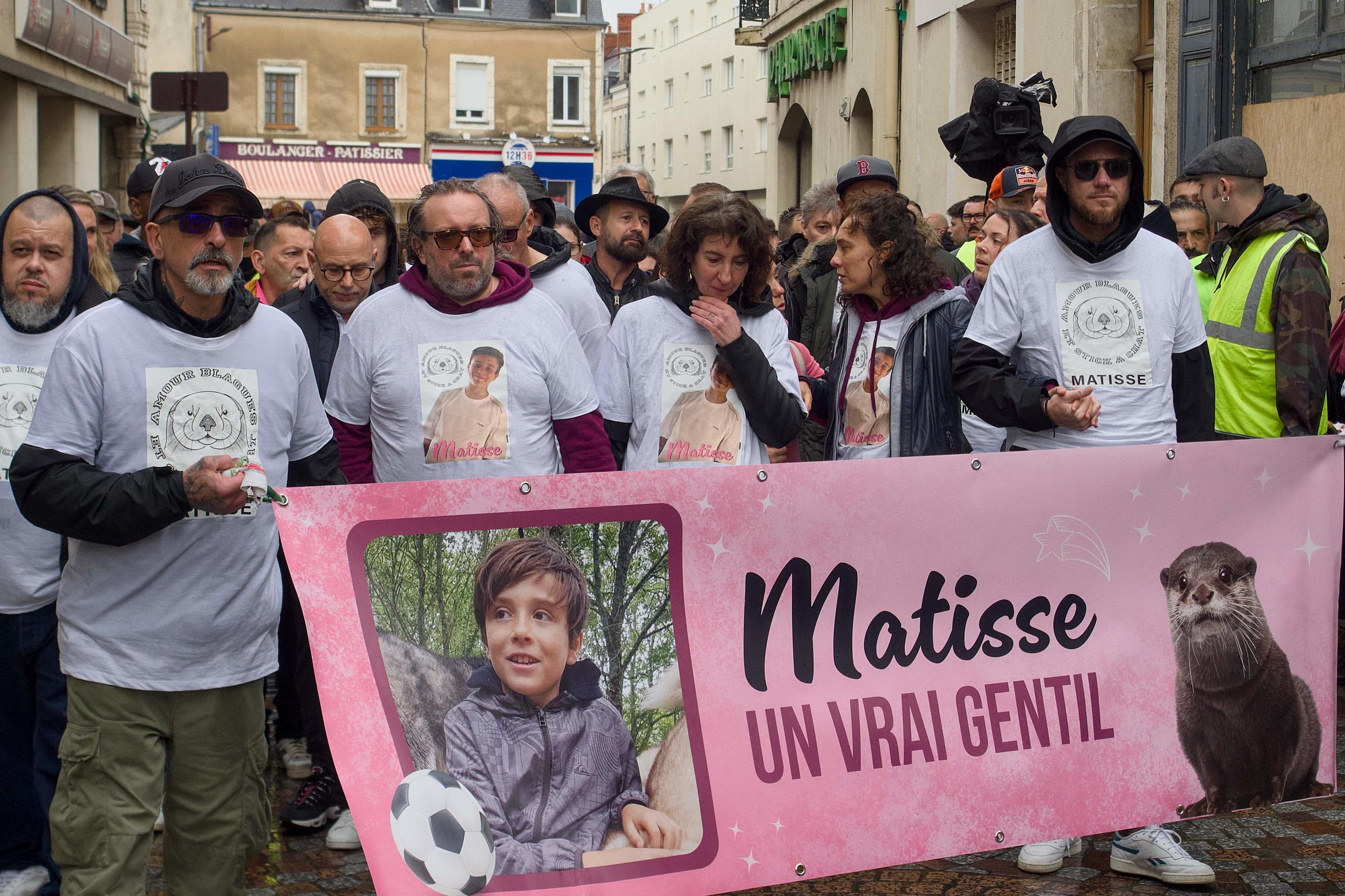 Environ 8 000 personnes ont participé samedi 4 mai à Châteauroux (Indre) à une émouvante marche blanche en hommage au jeune Matisse. AFP/Guillaume Souvant