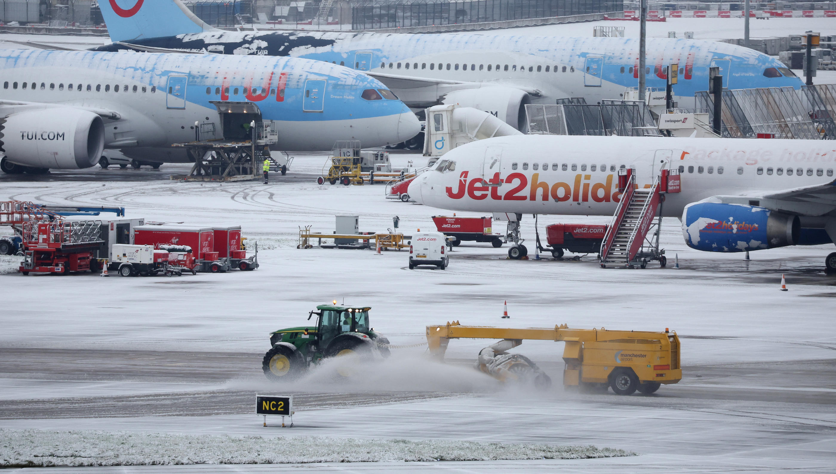 Malgré la neige, l'aéroport de Manchester a pu accueillir des vols détournés et dans l'impossibilité de se poser à Londres. REUTERS/Phil Noble