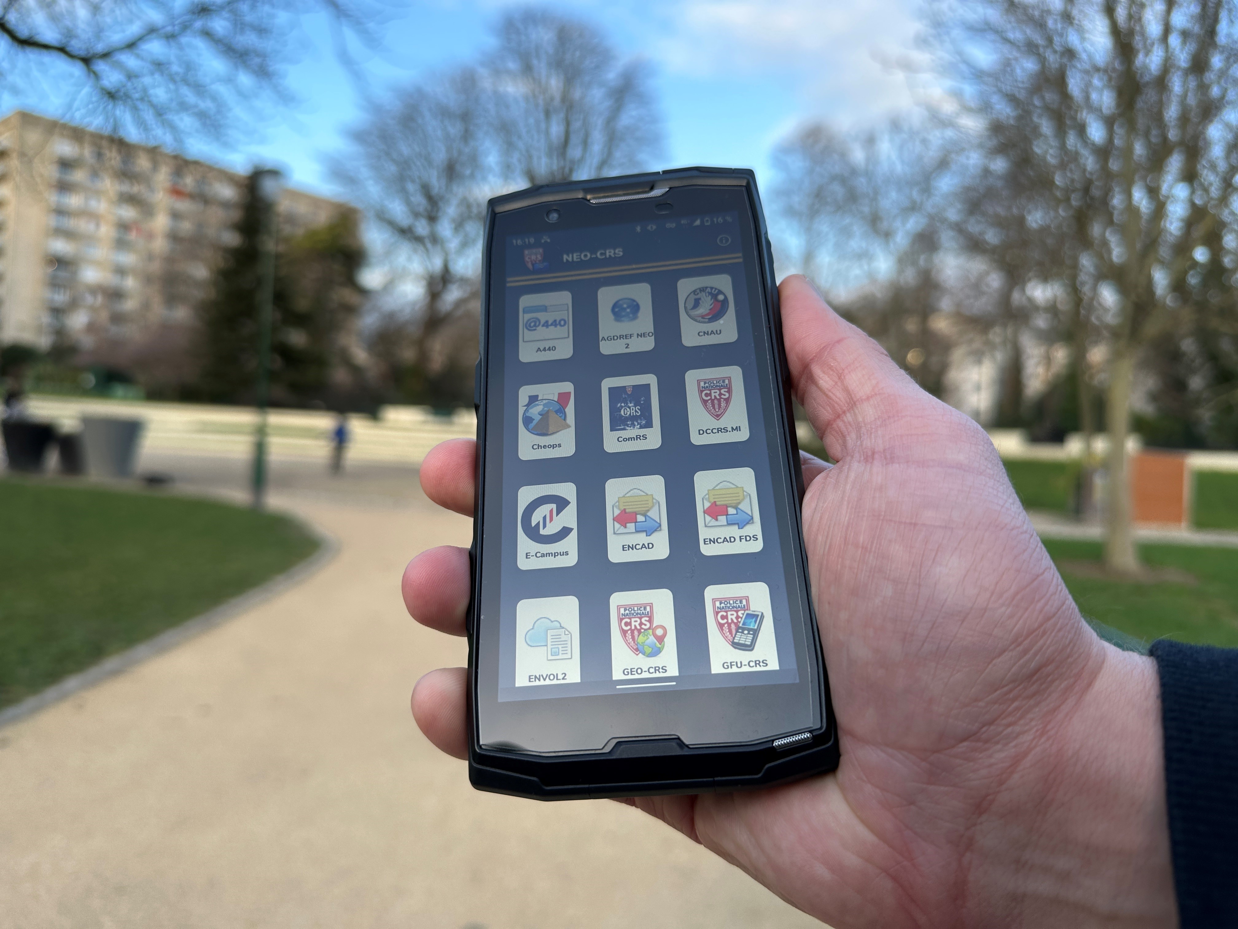 Le téléphone ultra-résistant et sécurisé de la marque française Crosscall, qui équipe les forces de l'ordre, donne de si bons résultats qu'il pourrait rester en service plus longtemps que prévu... LP/D.L.C.