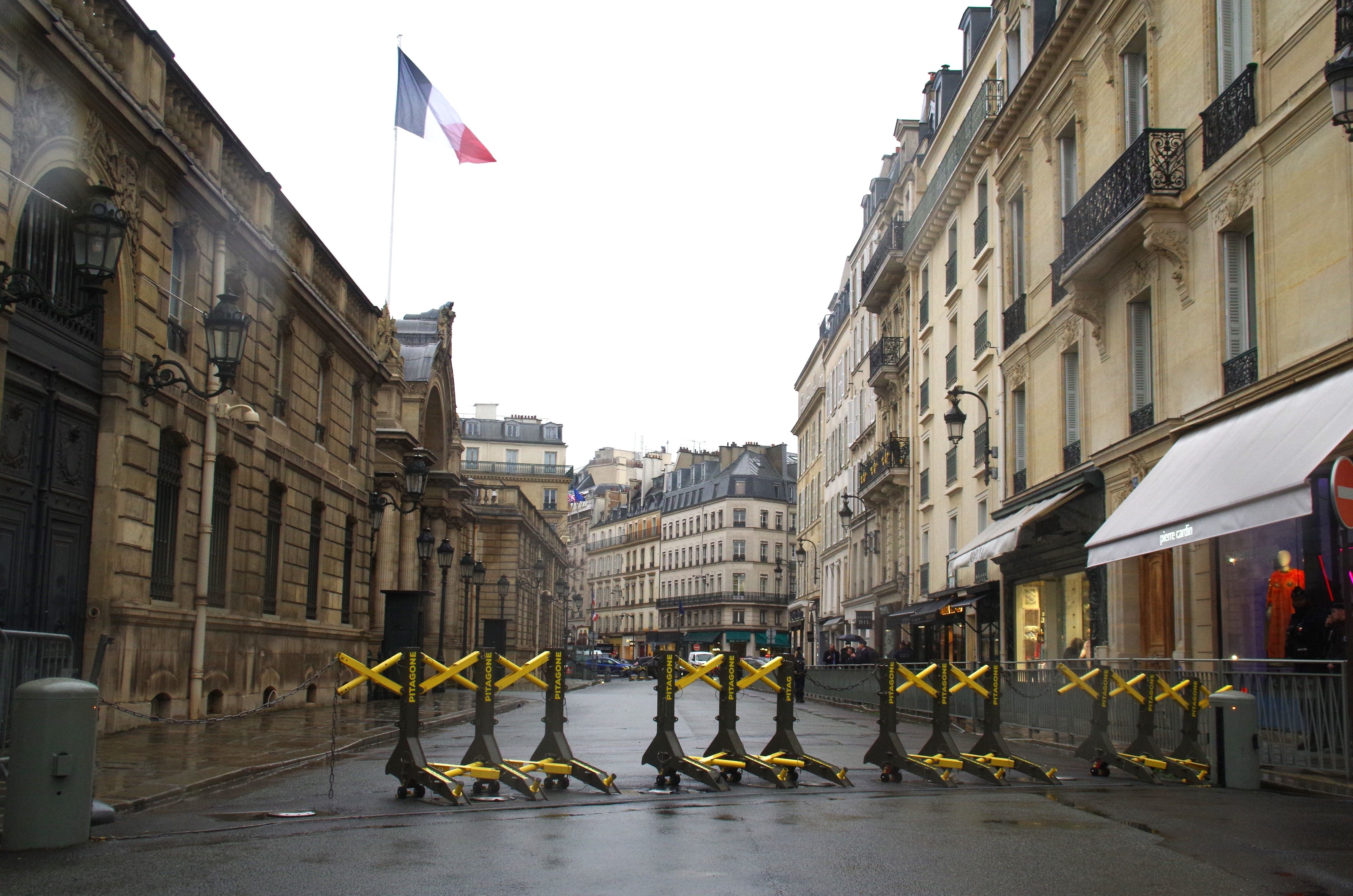 Paris, rue du Faubourg-Saint-Honoré (VIIIe), ce jeudi. Depuis 2017, et à la suite des attentats qui ont ensanglanté la ville, la voie est cernée par les barrières de sécurité. LP/A.B.