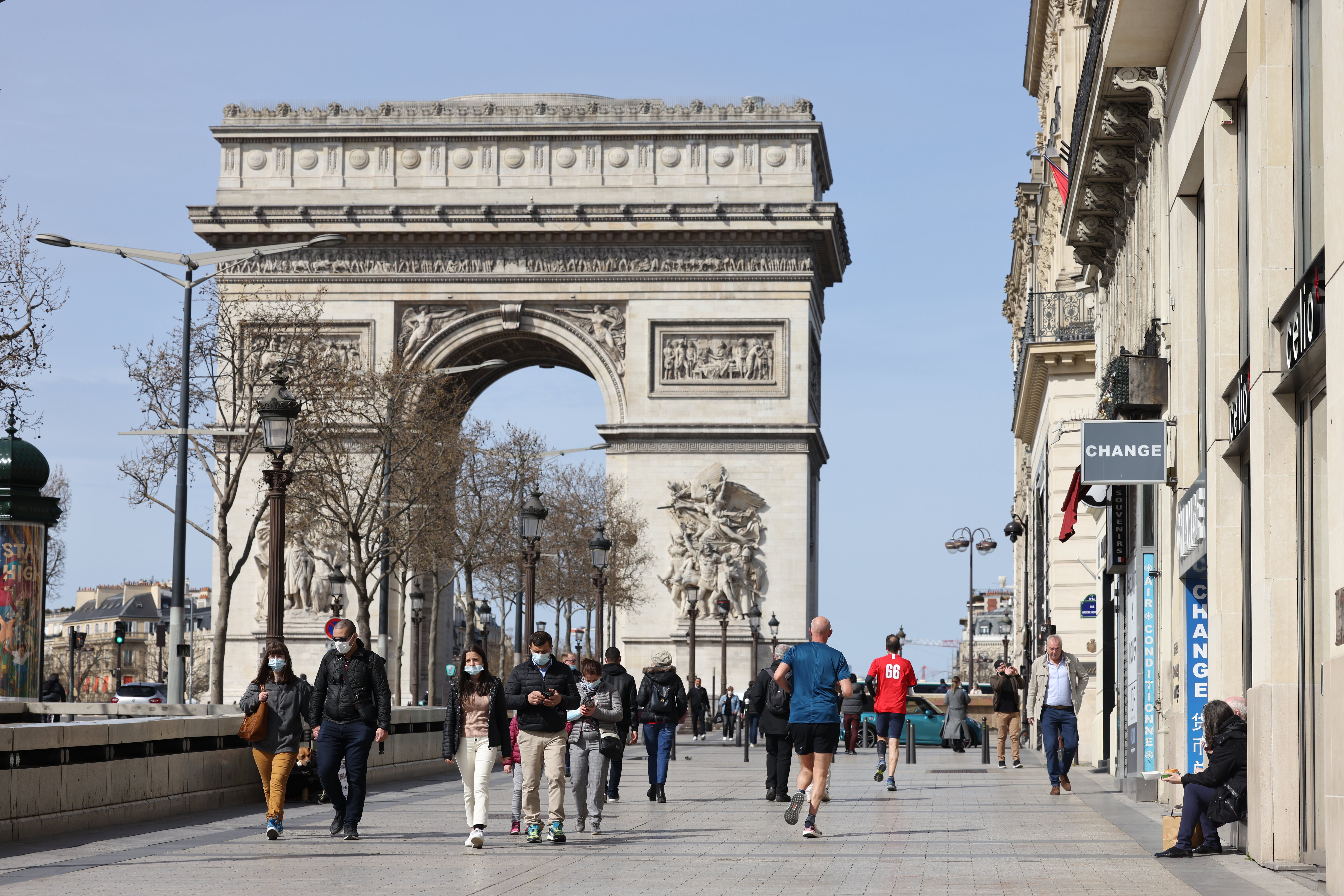 Les Champs-Elysées comptent 21 terrasses et contre-terrasses de cafés-restaurants, 5 cinémas... prêts à rouvrir le 19 mai. LP/A.J.