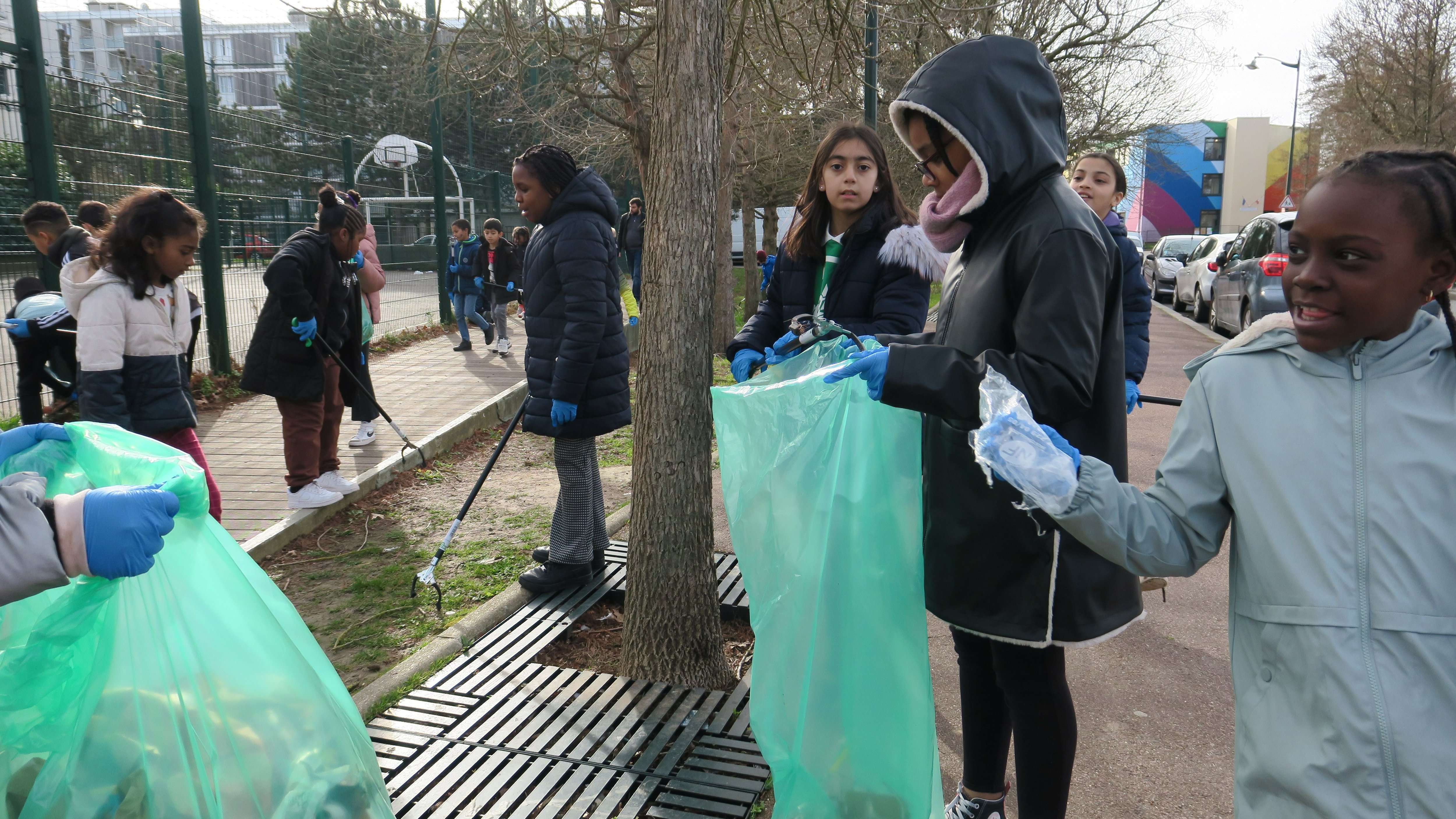 Corbeil-Essonnes, jeudi 16 novembre. Deux classes de CM1 de l'école de Gaulle-Tillon ont nettoyé les rues de la ville côté Papeterie et parc Robinson. LP/S.M.