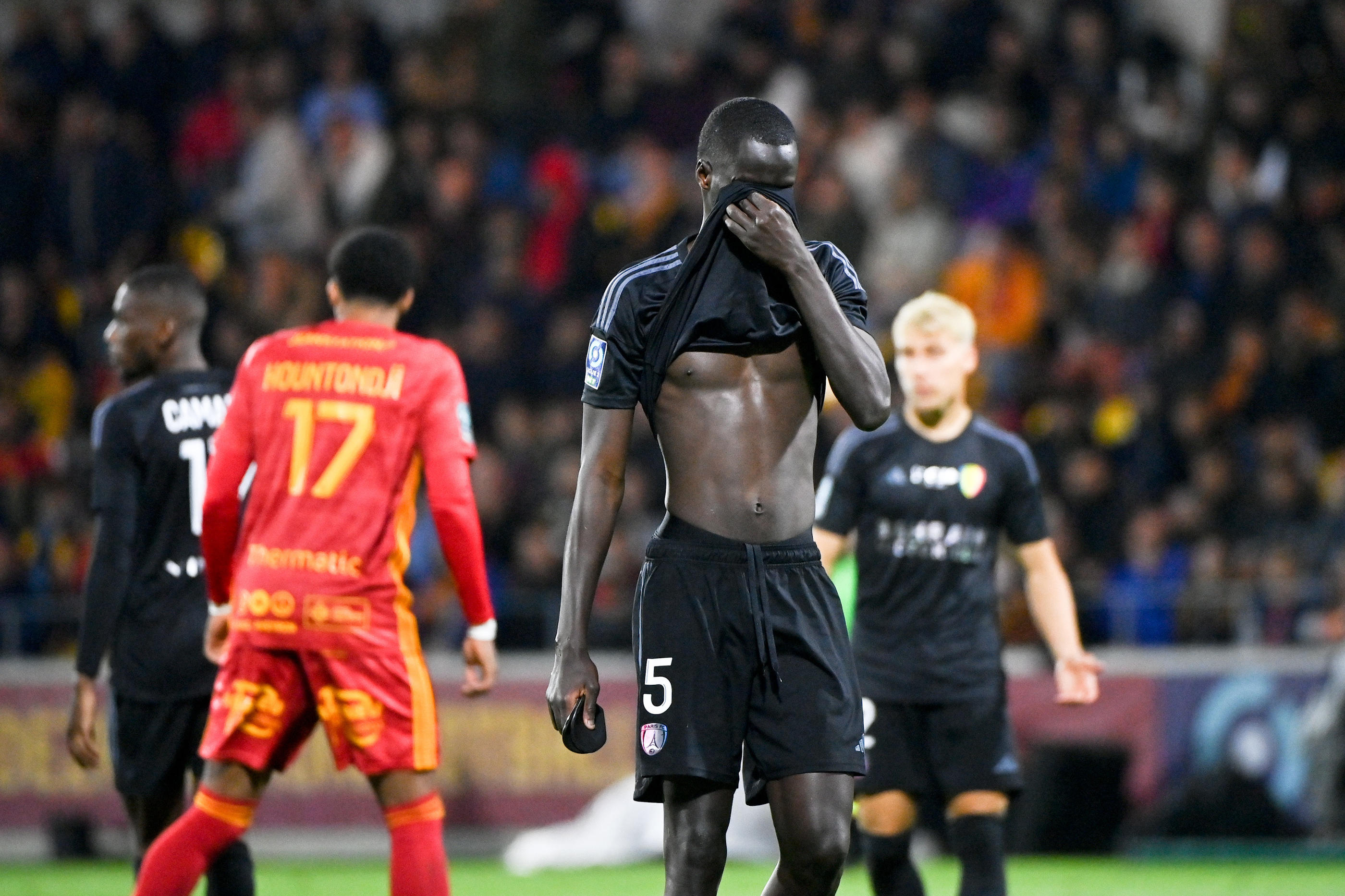 Moustapha Mbow, exclu en 2e période, et le Paris FC ont encore échoué en playoff. (Photo by Sylvain Thomas/FEP/Icon Sport)