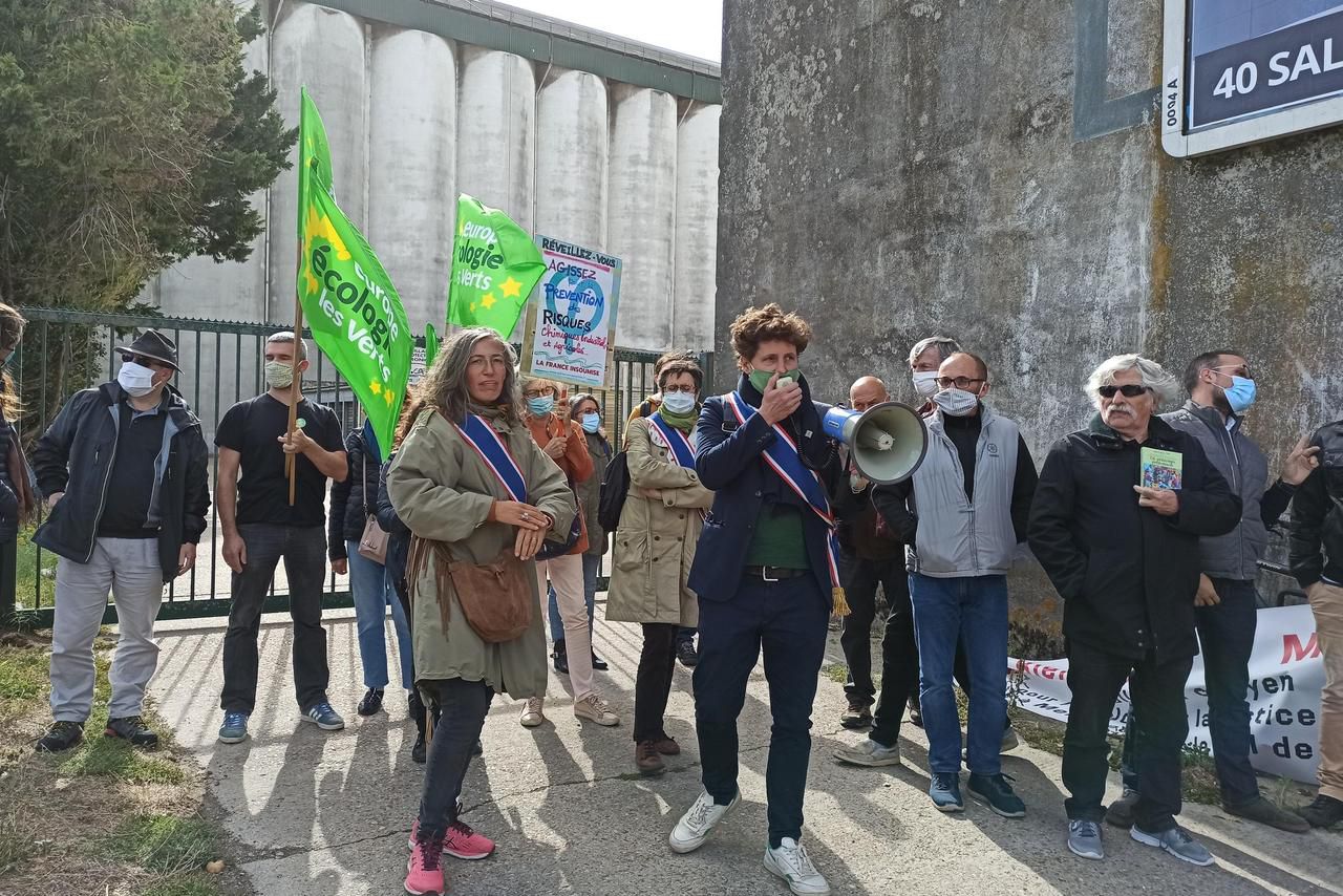 <b></b> Vaux-le-Pénil, ce samedi. Les écologistes Bénédicte Monville et Julien Bayou ont alerté sur les risques industriels méconnus, comme ici devant Valfrance qui stocke des engrais contenant du nitrate d’ammonium.