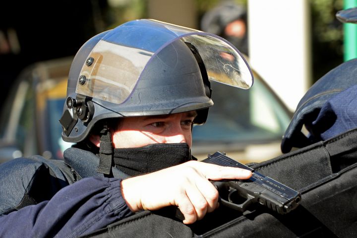 Les équipes spécialisées et lourdement équipées de la police ont été mobilisées après qu'un homme avec une arme a été signalé dans le XVIe arrondissement de Paris (illustration). AFP/Boris Horvat