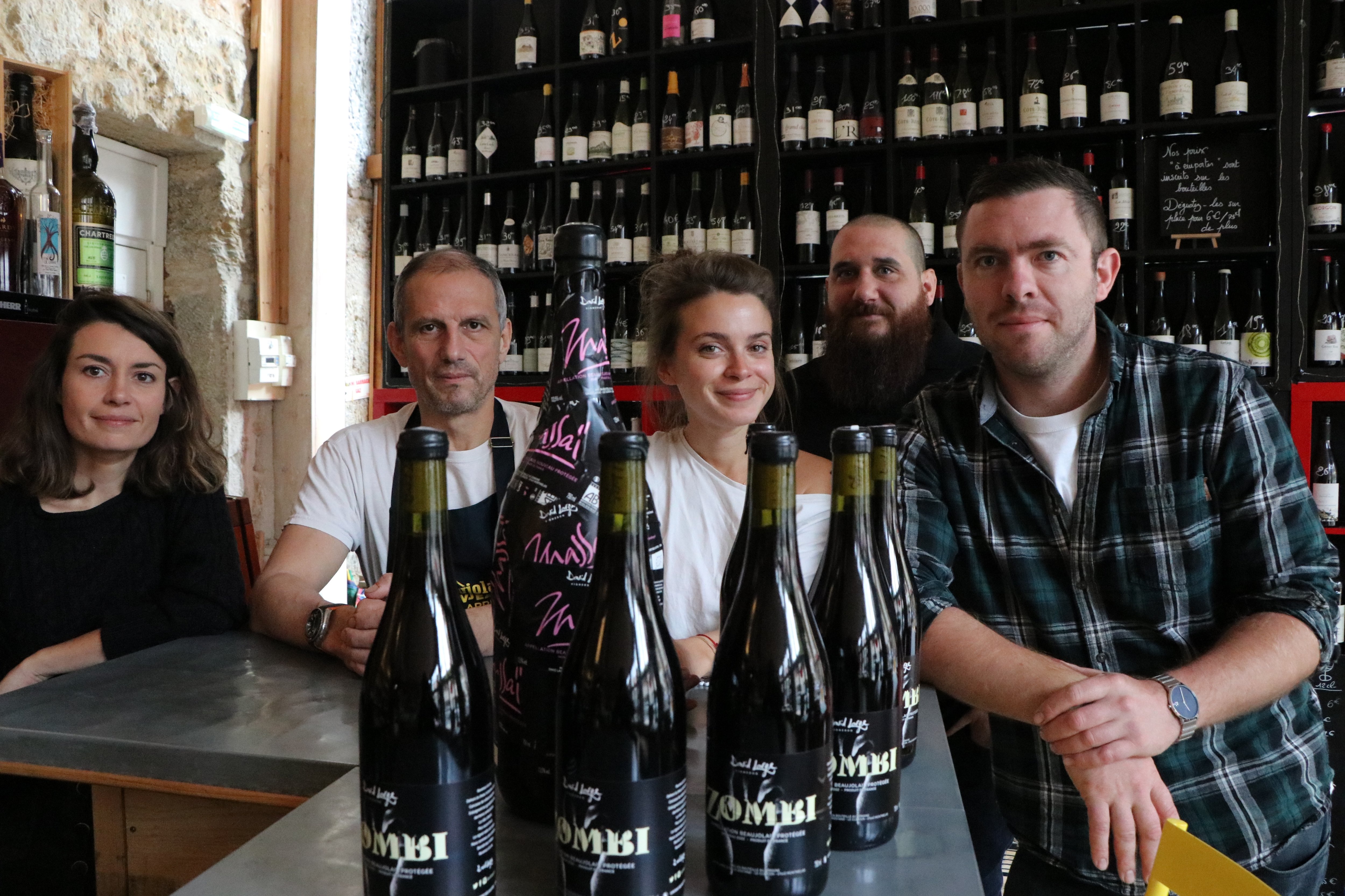 À gauche et à droite, les vignerons Célia et David Large. Au centre, Benoit, Noémie et Quentin, l'équipe du bar à vins le 91 à Villefranche-sur-Saône (Rhône). LP/Justin Boche