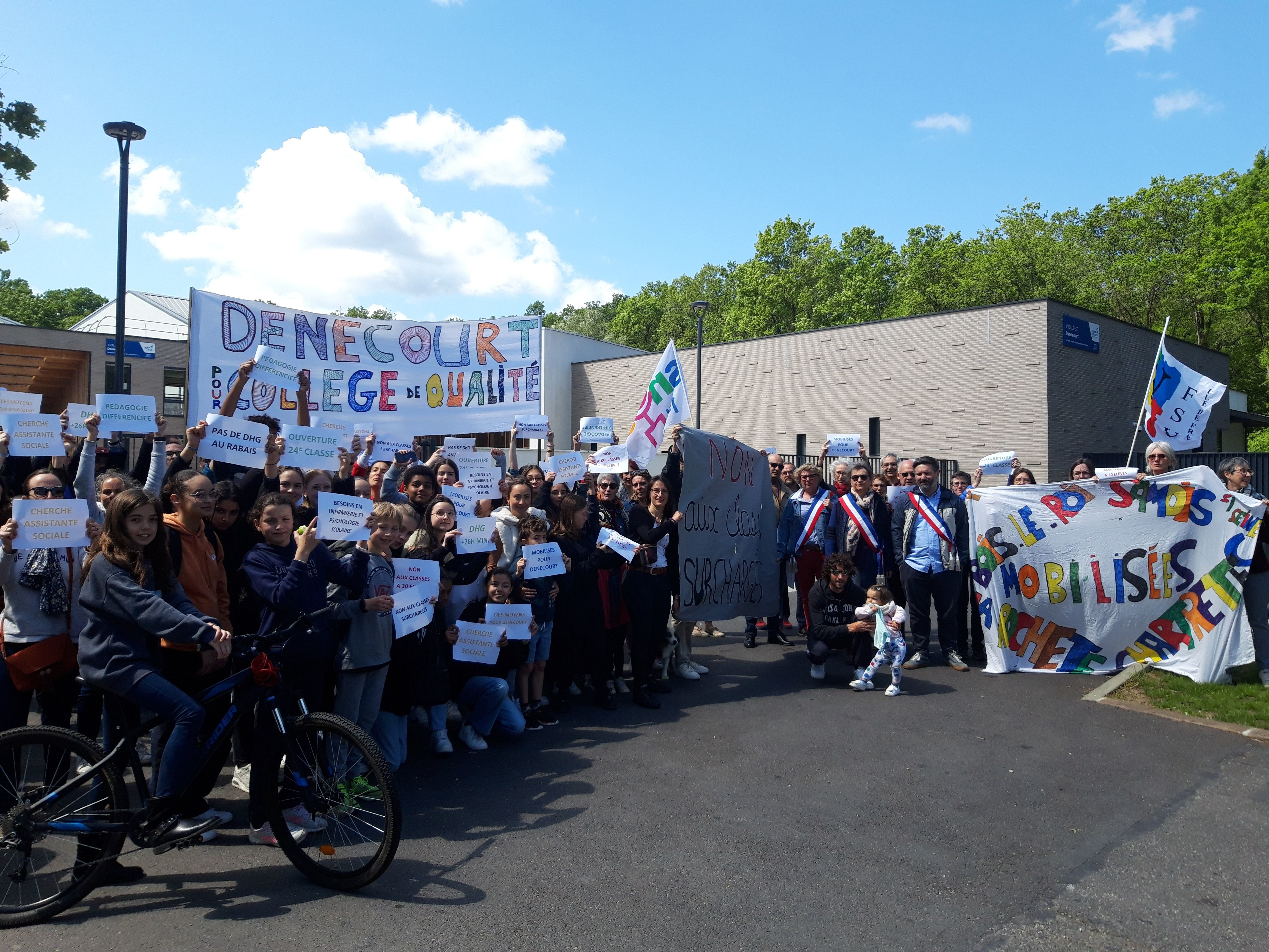 Bois-le-Roi, 17 mai 2023. Elèves, professeurs, parents d'élèves et élus réclament une hausse de la dotation horaire globale de l'établissement à la rentrée pour éviter des classes surchargées. LP/Sophie Bordier