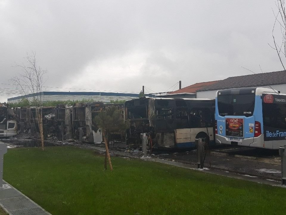Combs-la-Ville, dimanche 7 mai 2023. Le dépôt de bus Transdev a été incendié vers 2 h 45 dans la nuit du 6 au 7 mai. Dix bus sont totalement détruits. LP/Sophie Bordier