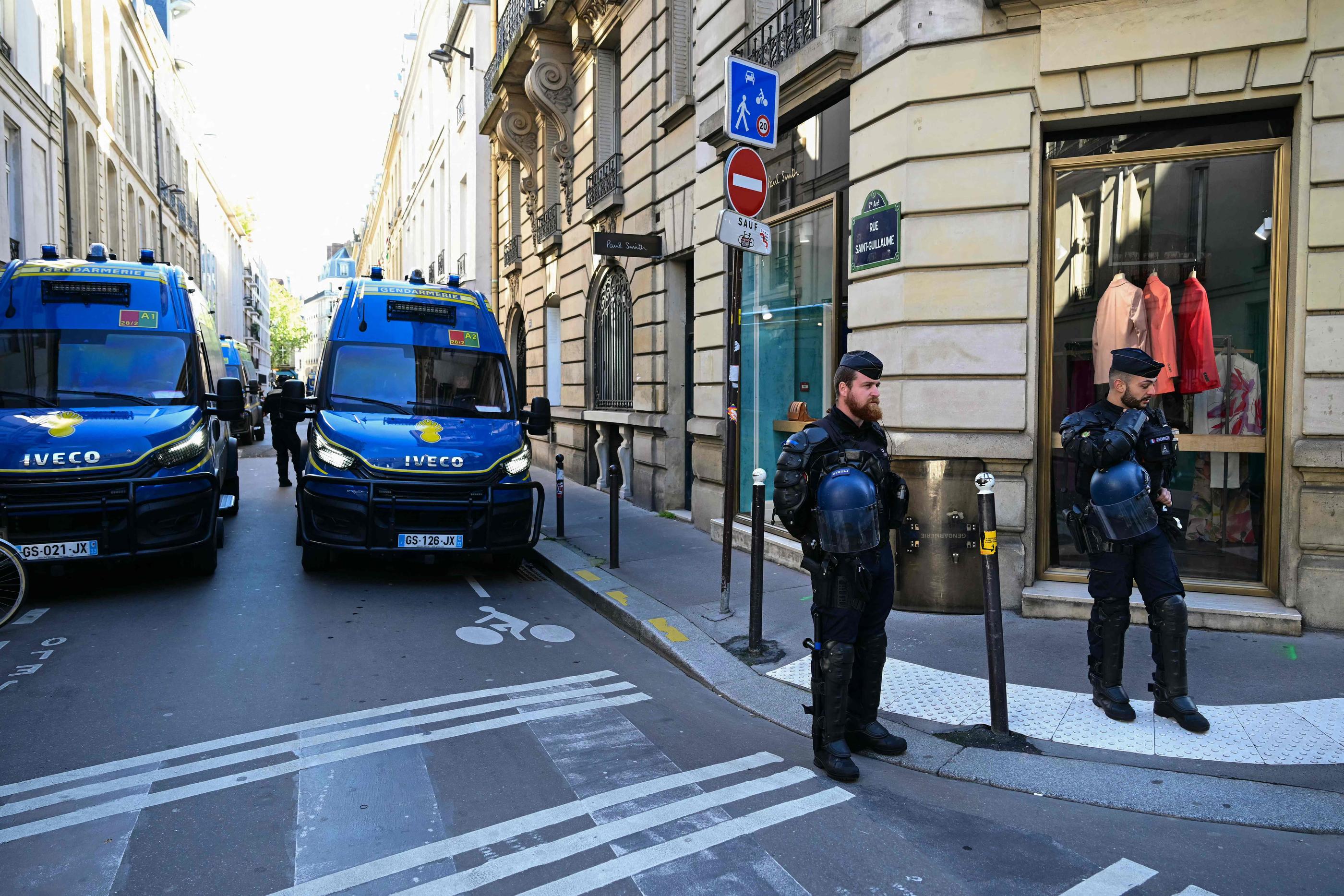Les forces de l'ordre bloquaient vendredi la rue Saint-Guillaume, à Paris. AFP / Miguel Medina