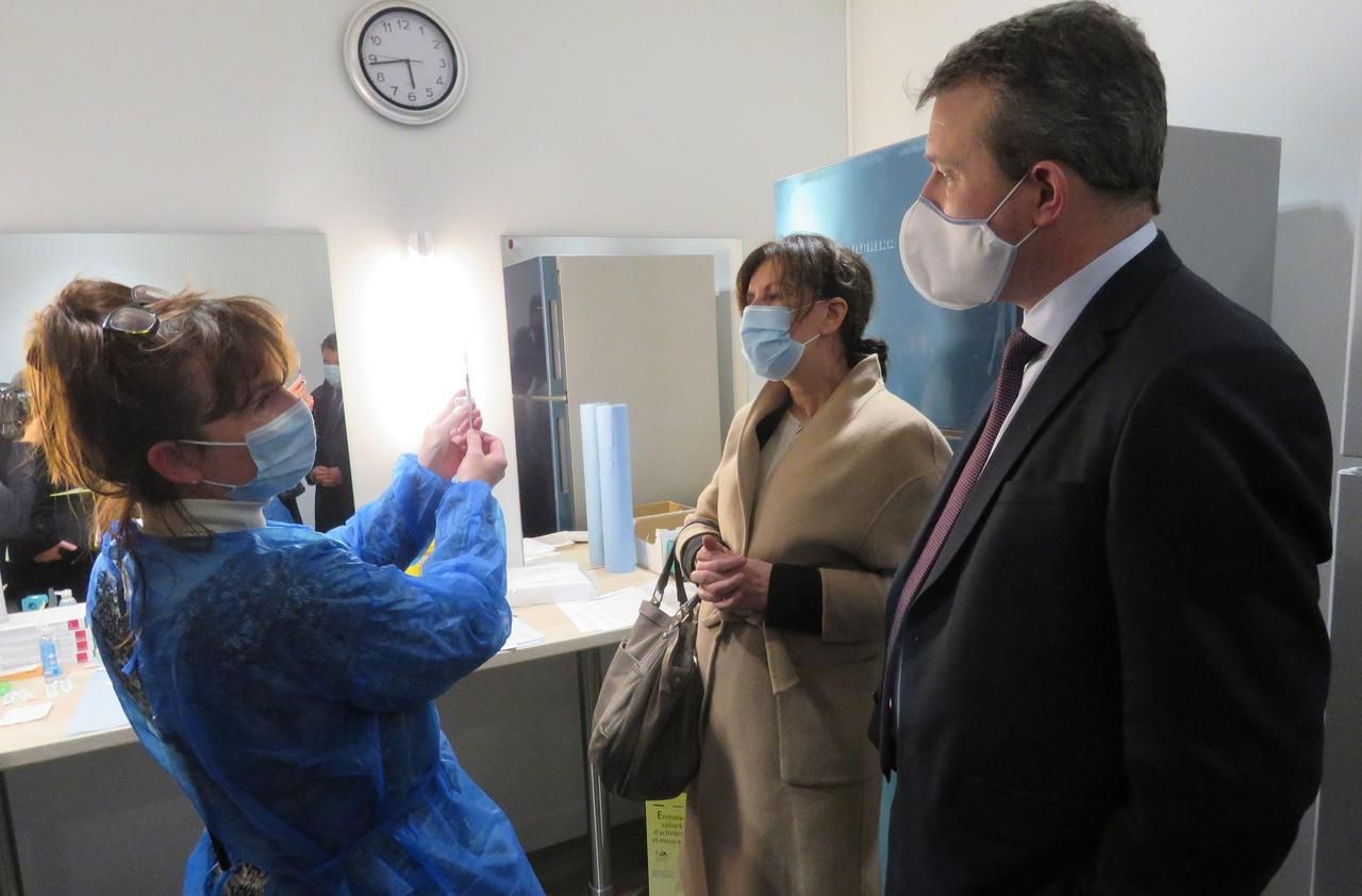 <b></b> Montgeron, mercredi 13 janvier 2021. François Durovray, président (LR) du département et Sylvie Carillon, maire (LR) de Montgeron, sont venus découvrir le centre de vaccination installé dans la salle des fêtes de l’Astral.