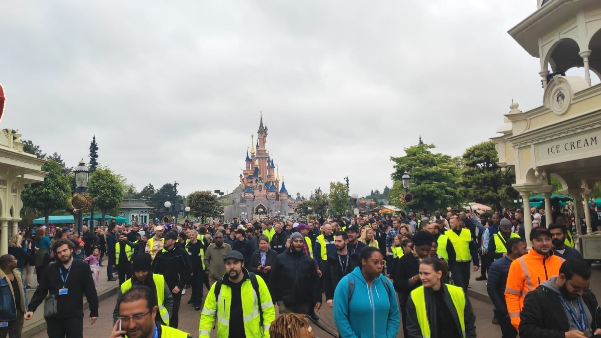 Chessy, ce mardi matin. Des salariés de Disneyland Paris ont défilé dans la rue principale du parc pour demander notamment une augmentation de 200 euros nets par mois. DR.
