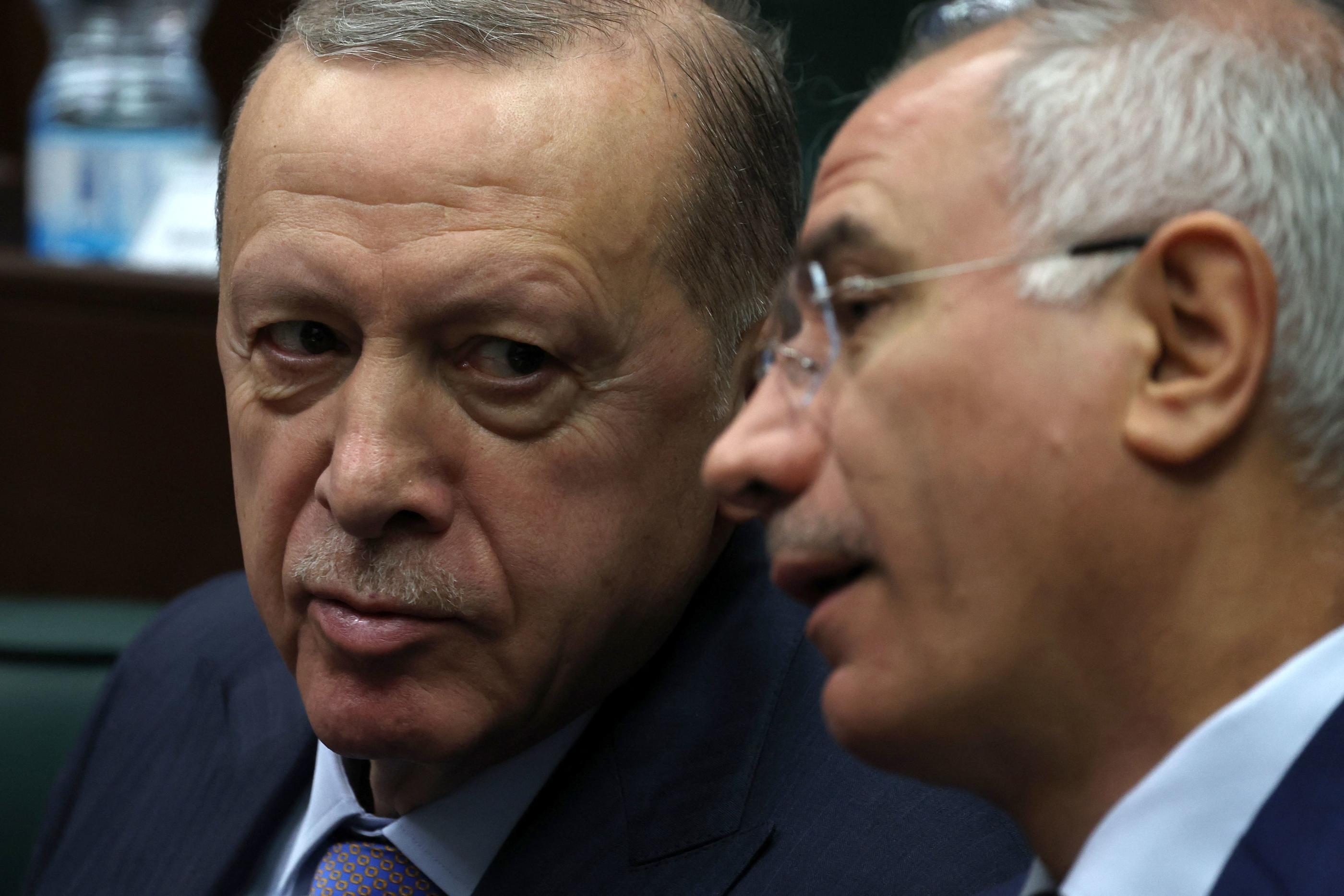 Le président turc Recep Tayyip Erdogan (à gauche) a pris ses distances avec Israël, alors que les deux pays avaient renoué l'an dernier leurs relations diplomatiques. Lui qui s'est toujours présenté comme le défenseur de la cause palestinienne avait même rencontré pour la première fois, le mois dernier, le président Benyamin Netanyahou, à New York (iIllustration). Adem ALTAN/AFP