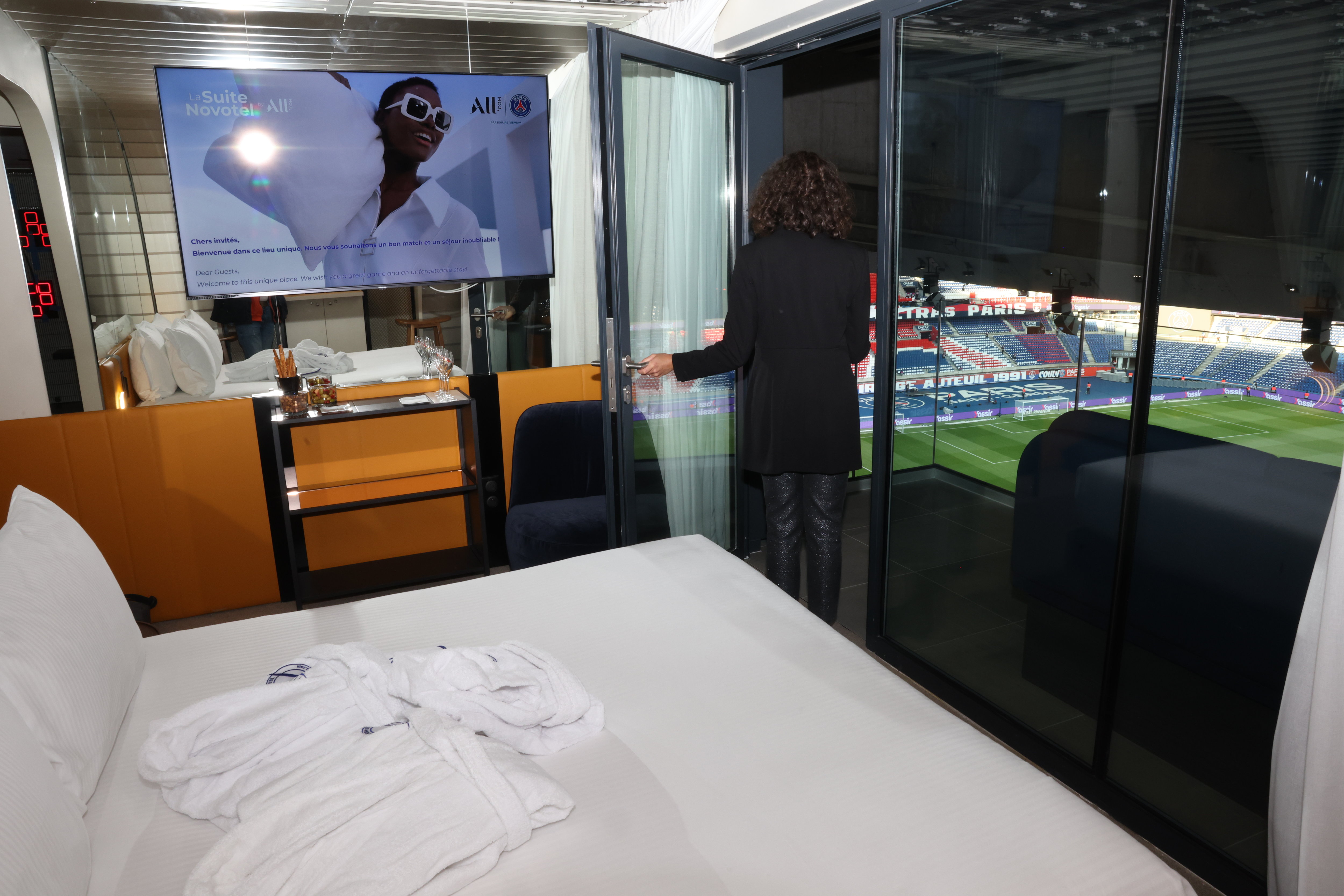 La chambre donne directement sur l'intérieur du stade, avec un vue plongeante sur la pelouse. LP/Olivier Lejeune