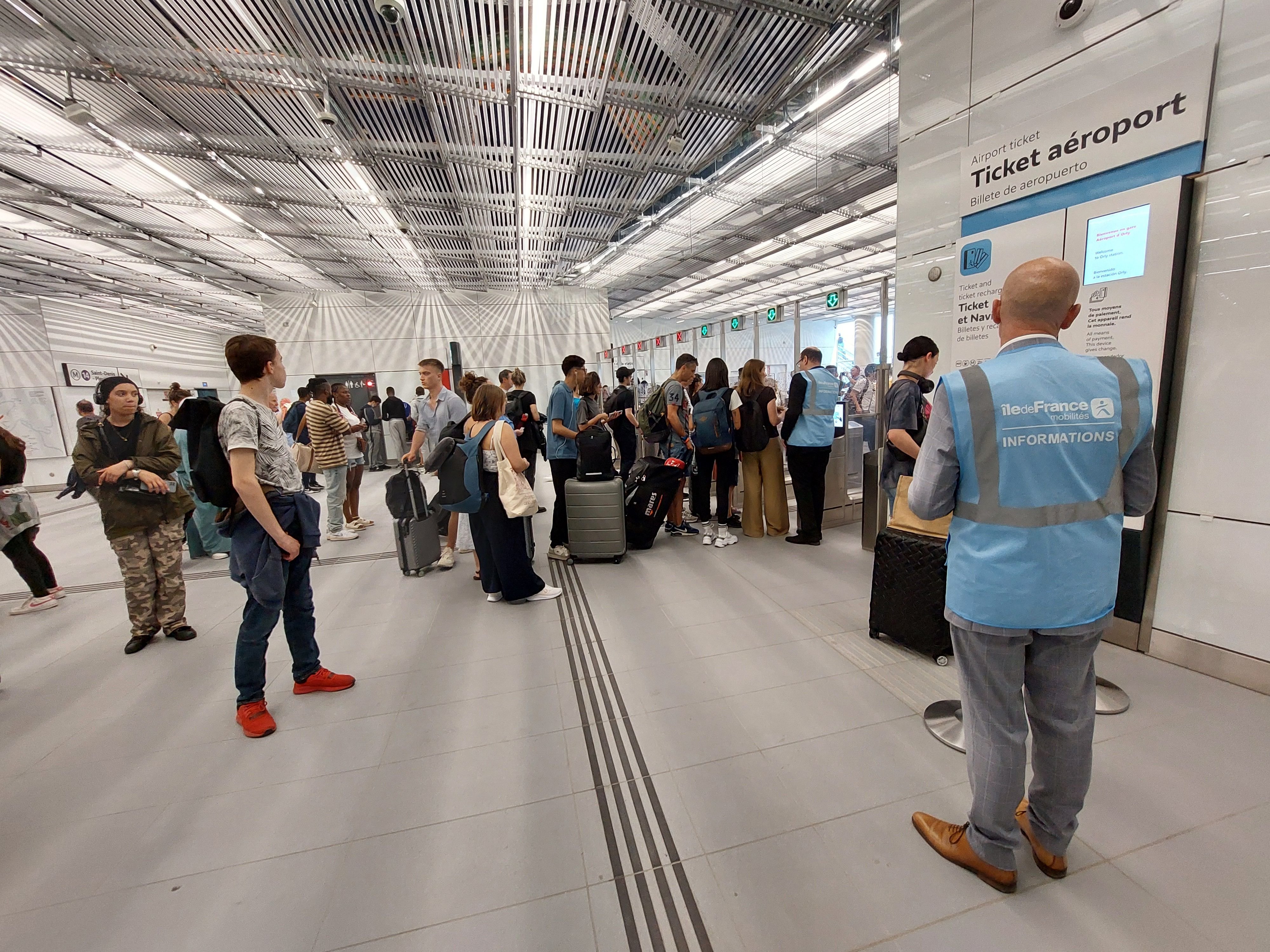 Lundi 24 juin, au premier jour de l'ouverture du prolongement de la ligne 14 jusqu'à l'aéroport d'Orly, la plupart des voyageurs ignoraient qu'il leur fallait un ticket à 10,30 euros. LP/Sébastian Compagnon