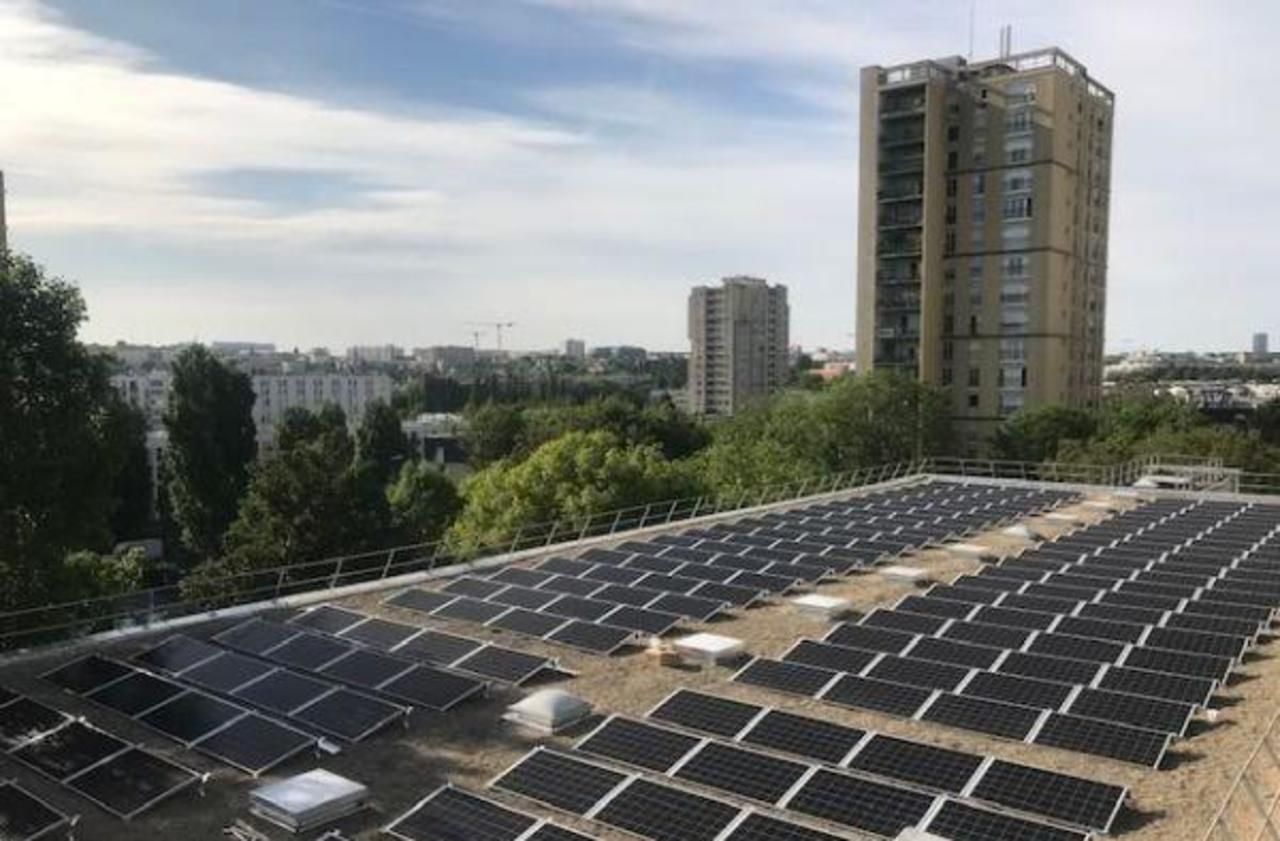 <b></b> Cachan (Val-de-Marne). Ces panneaux solaires ont été installés sur le toit d’une école par un collectif d’habitants, Sud Paris Soleil, encadré par l’association Énergie Partagée. Un projet similaire est lancé à Courbevoie.