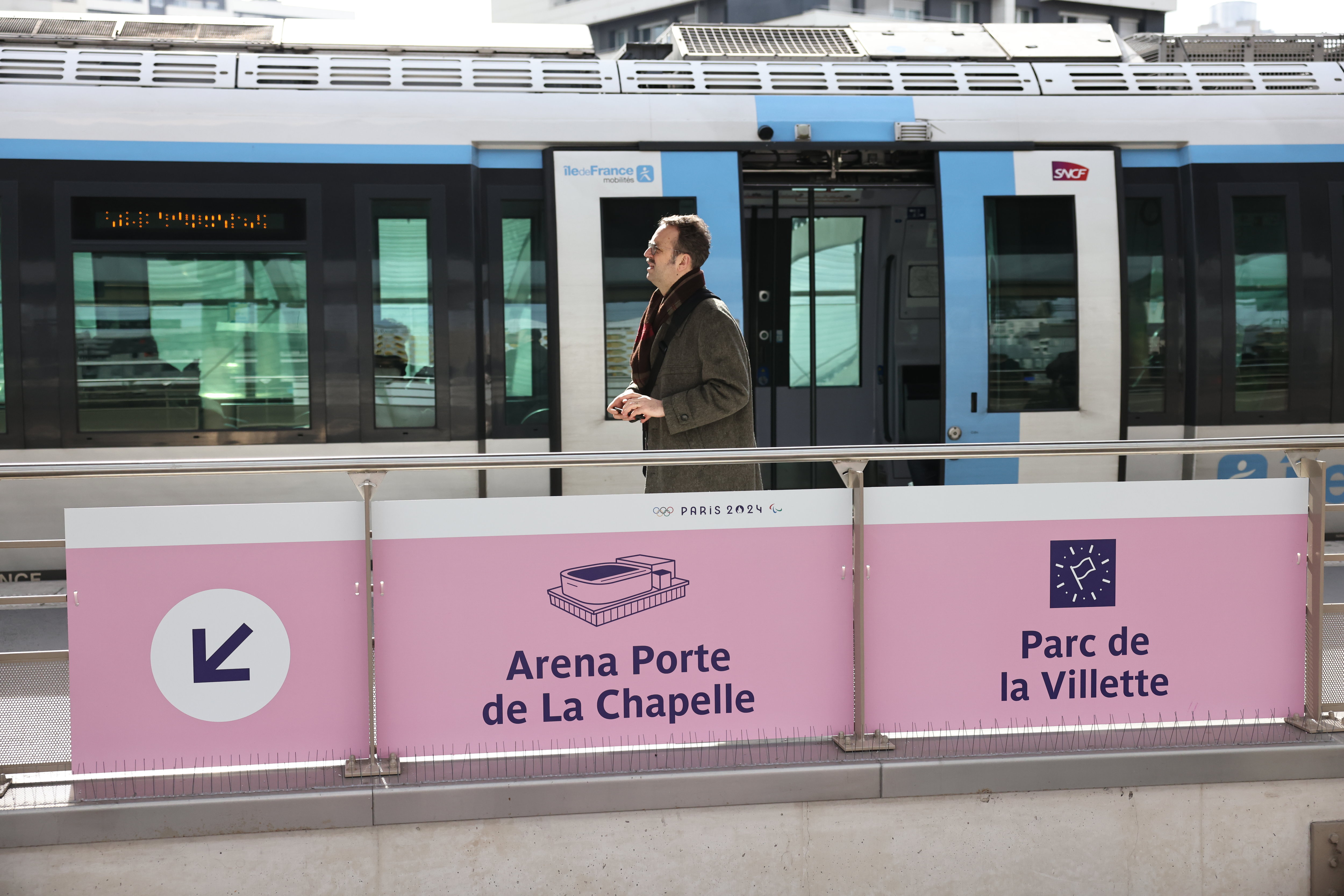 Gare de Rosa-Parks (Paris, XIXe), le 20 mars 2024. La signalétique des Jeux Olympiques et Paralympiques de Paris 2024 a été dévoilée. Les panneaux privilégient les pictogrammes, représentant les bâtiments desservis, et prochainement, les disciplines olympiques. LP/Fred Dugit