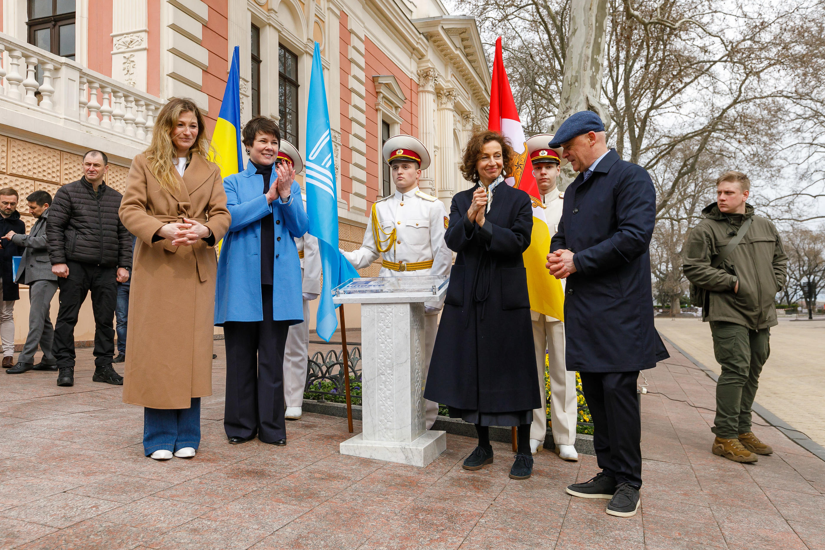 Ce mardi 4 avril, Audrey Azoulay, directrice générale de l'Unesco (en manteau noir), est venue célébrer l’inscription du centre historique d'Odessa au patrimoine mondial de l’Unesco. /Unesco