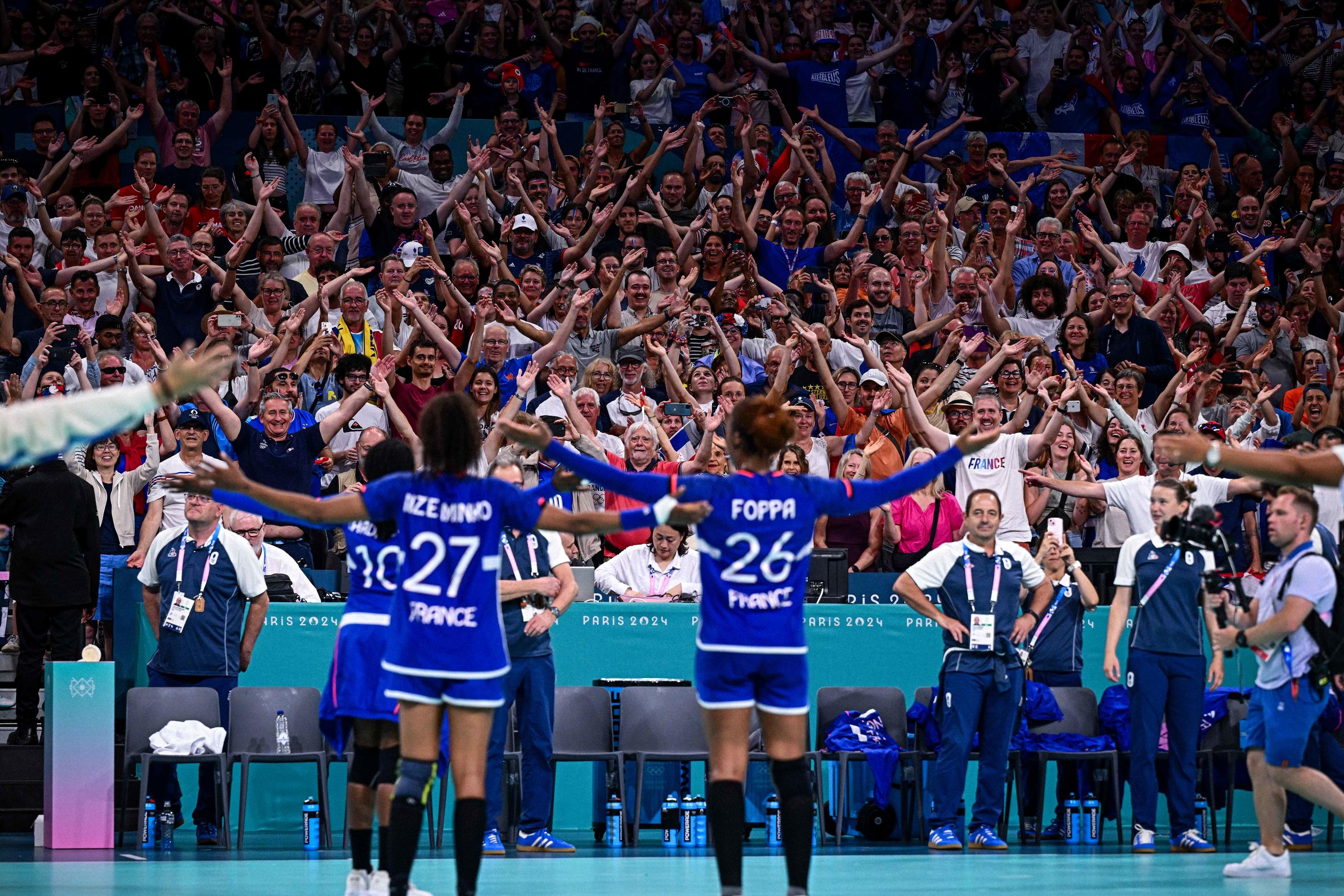 Les joueuses de l'équipe de France de handball ont fêté leur qualification pour les demi-finales avec le public lillois ce mardi midi. Icon Sport/Baptiste Fernandez