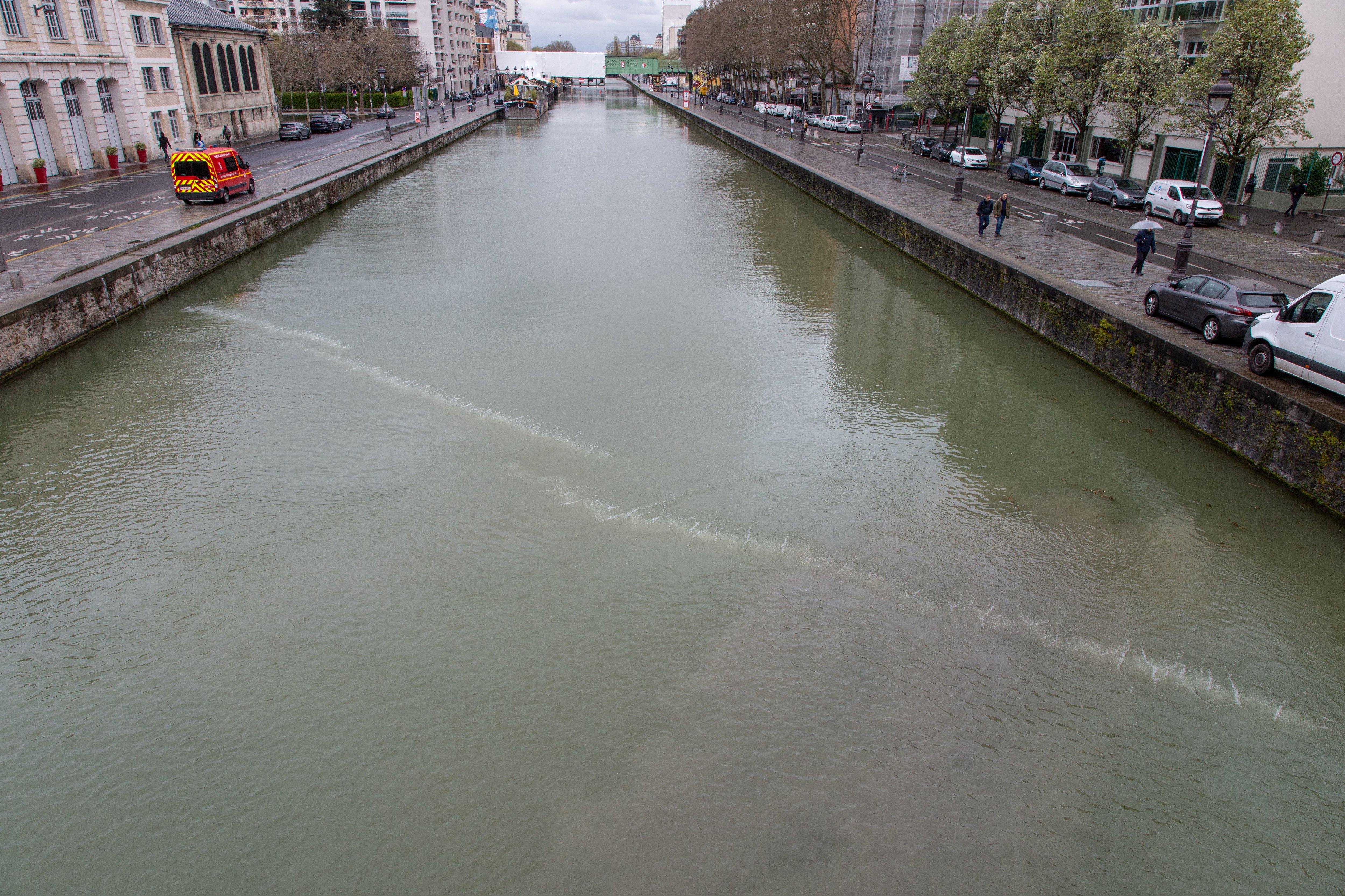 Paris (XIXe). Le rideau de bulles, généré grâce à de l'air comprimé sous l'eau, a été déployé sur toute la largeur du canal de l'Ourcq. Ville de Paris/Christophe Belin