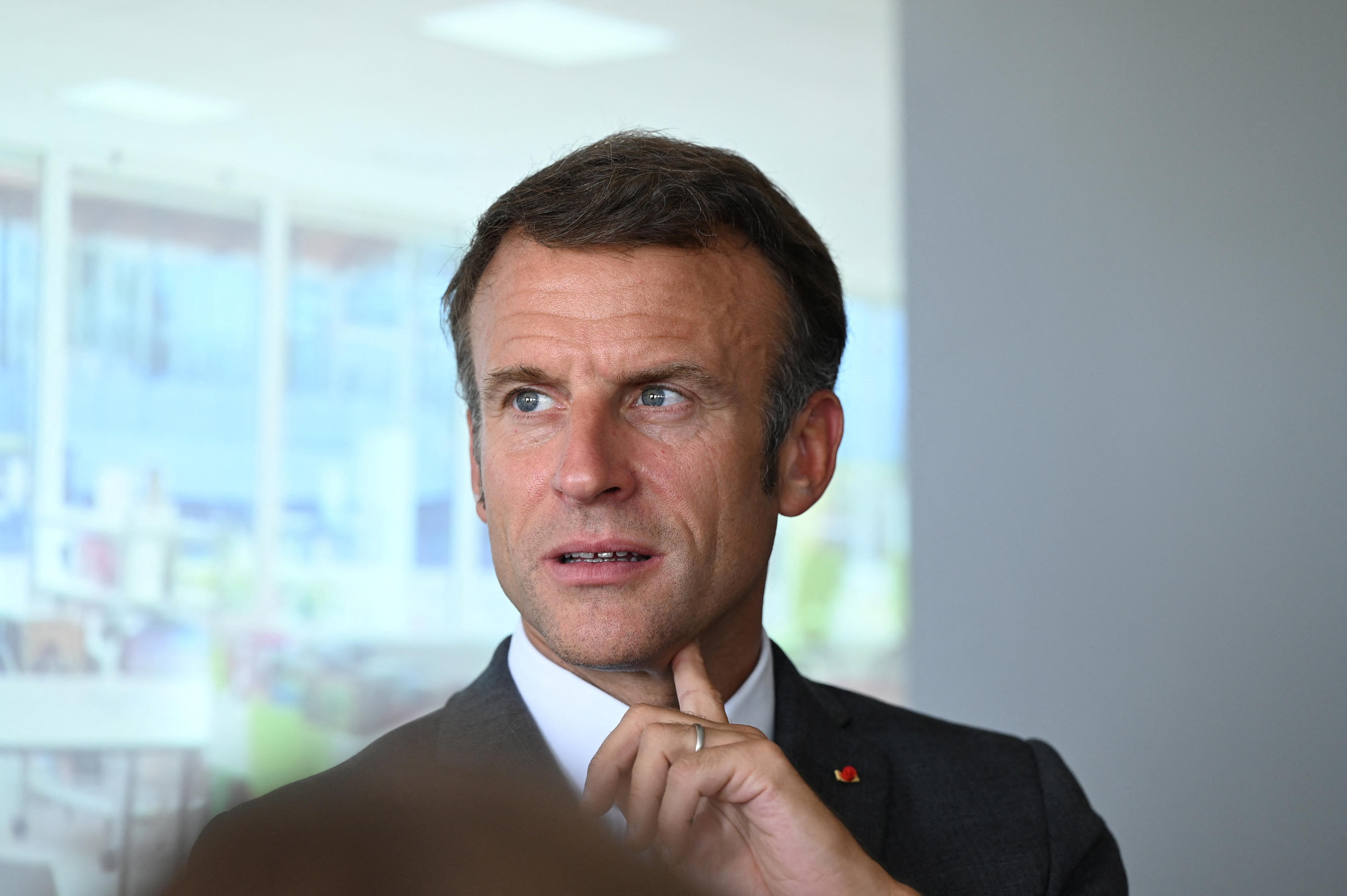 Emmanuel Macron estime qu'« il ne peut pas y avoir de drapeau russe aux JO  2024 » à Paris