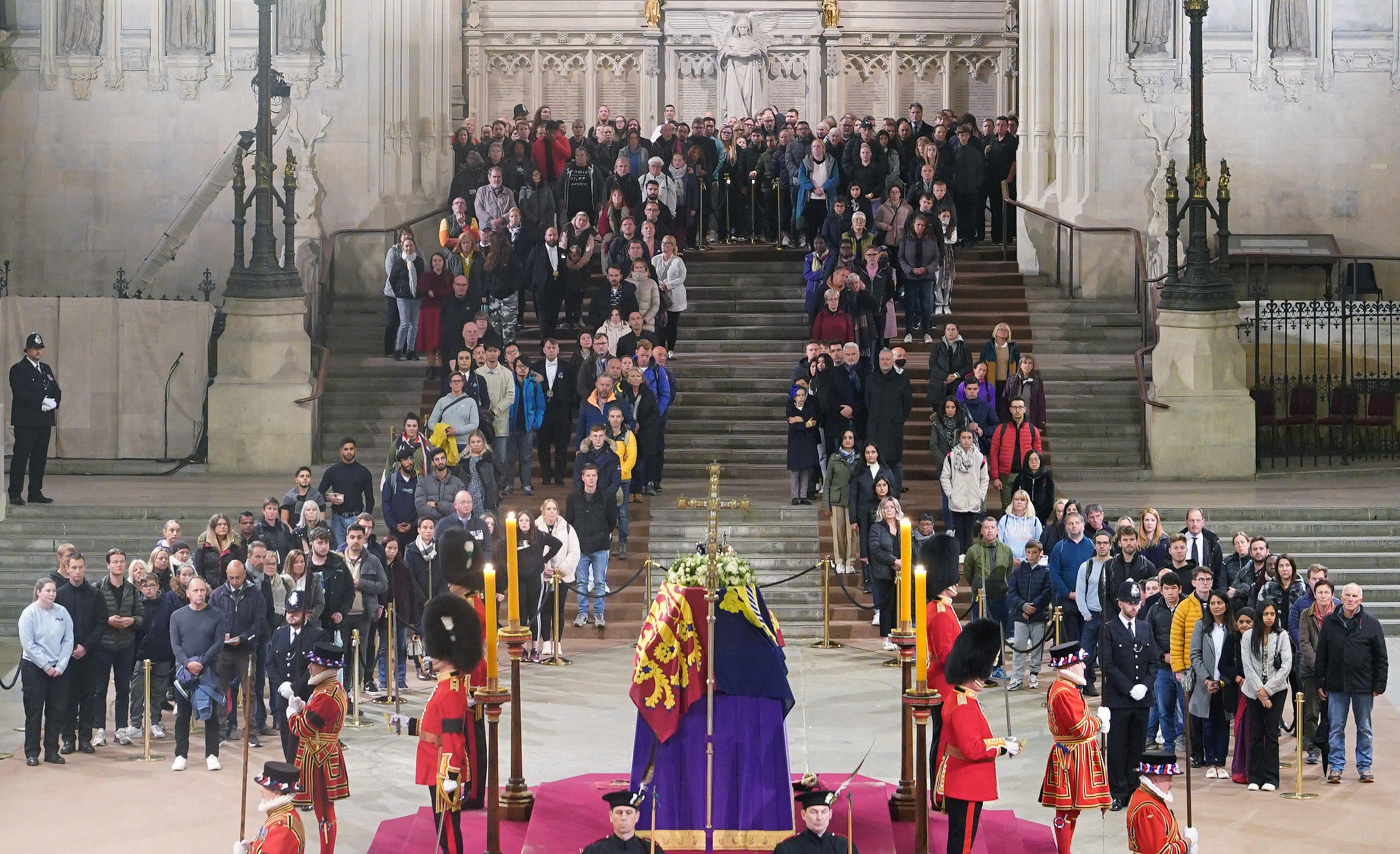 Londres (Royaume-Uni), lundi. Ces personnes photographiées à 5h03 sont parmi les dernières à avoir fait de longues heures de queue pour approcher le cercueil d'Elizabeth II. Reuters/Pool/Yui Mok