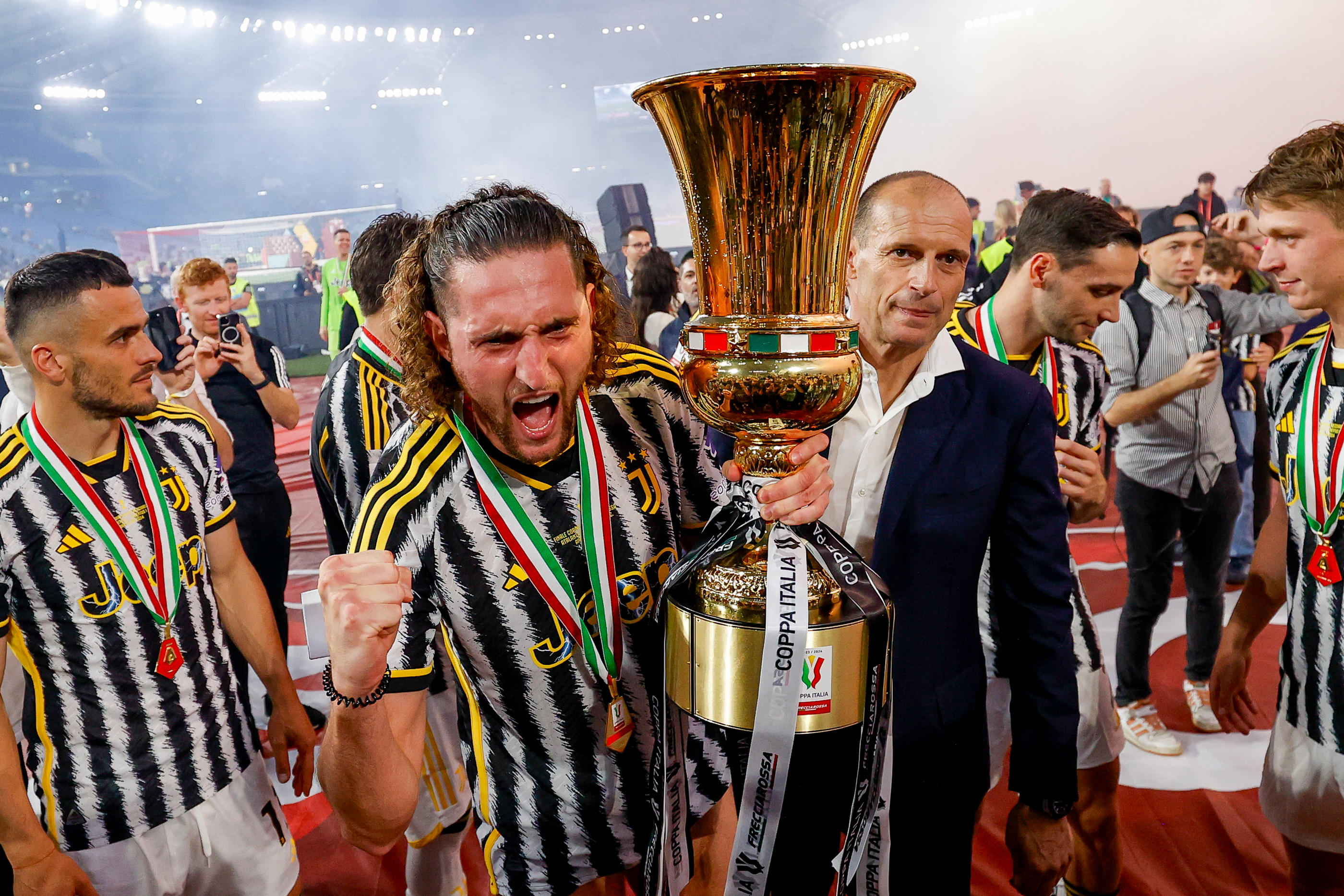 Adrien Rabiot a rendu hommage à son entraîneur Massimiliano Allegri (à droite), licencié quelques jours après la victoire de la Juventus en Coupe d'Italie. Icon Sport