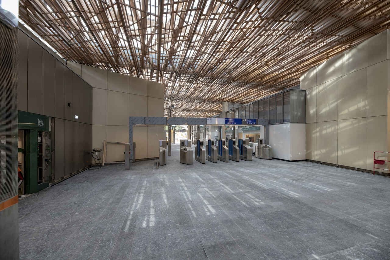 Dans la station Hôpital-Bicêtre (Val-de-Marne), on trouve des pierres ocre et du bois, choisis par l’architecte pour «instaurer une atmosphère calme et sensorielle, favorisant le bien-être des usagers». RATP COM Gilbert Lasne