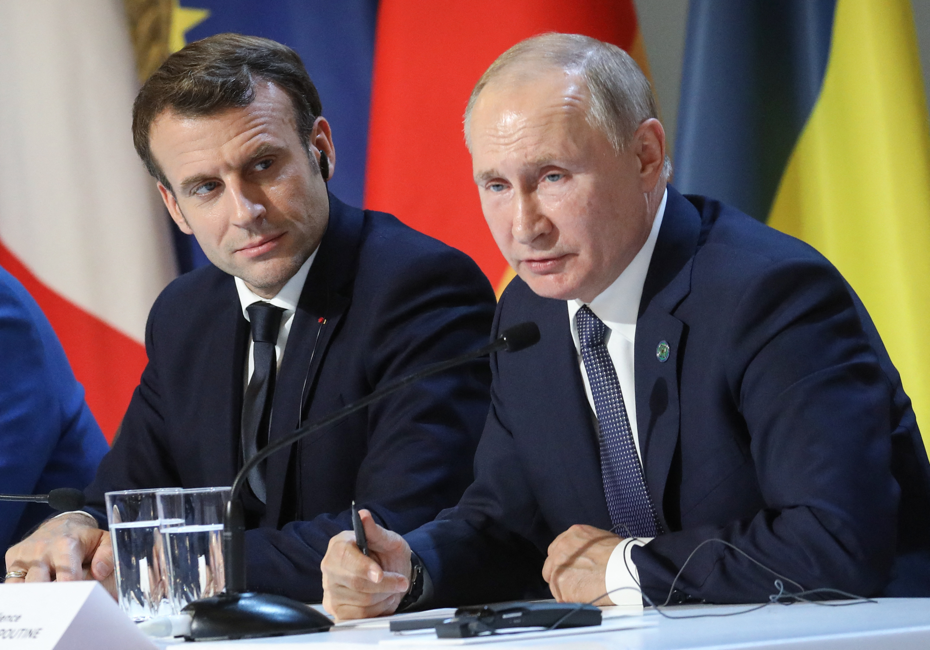 Emmanuel Macron, ici avec Vladimir Poutine en 2019 à Paris après un sommet sur l'Ukraine) a accusé mercredi Moscou de mener un «nouveau type de guerre hybride» dans le monde. AFP/pool/Ludovic Marin