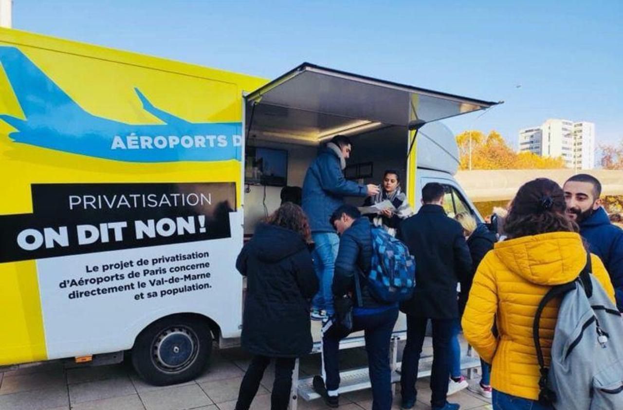 <b></b> Créteil, le 4 décembre. Le minibus lancé par le département du Val-de-Marne a fait étape à Créteil, devant l’université.