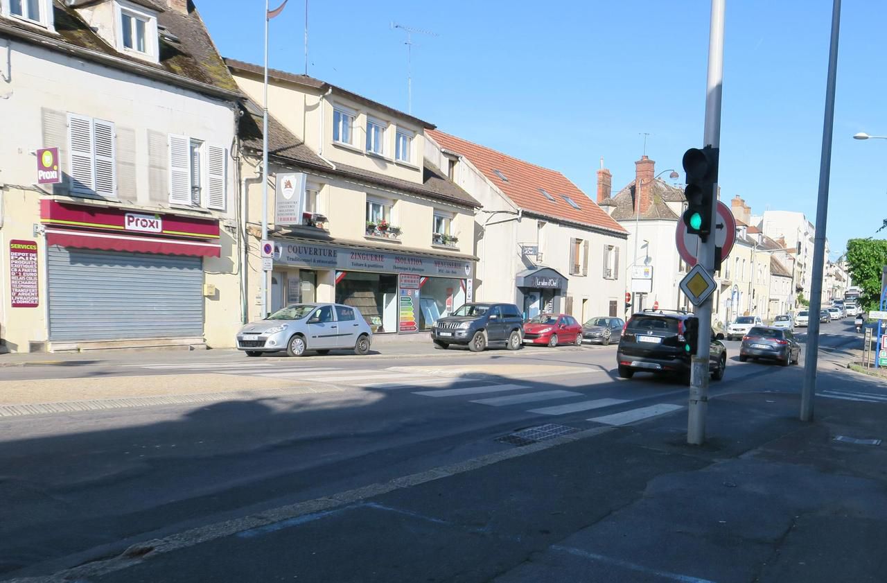 <b></b> Pringy, ce vendredi matin. Un rassemblement de soutien aux victimes est prévu ce samedi, à 10 h 30, en face de l’épicerie Proxi (à gauche) où a eu lieu l’agression.