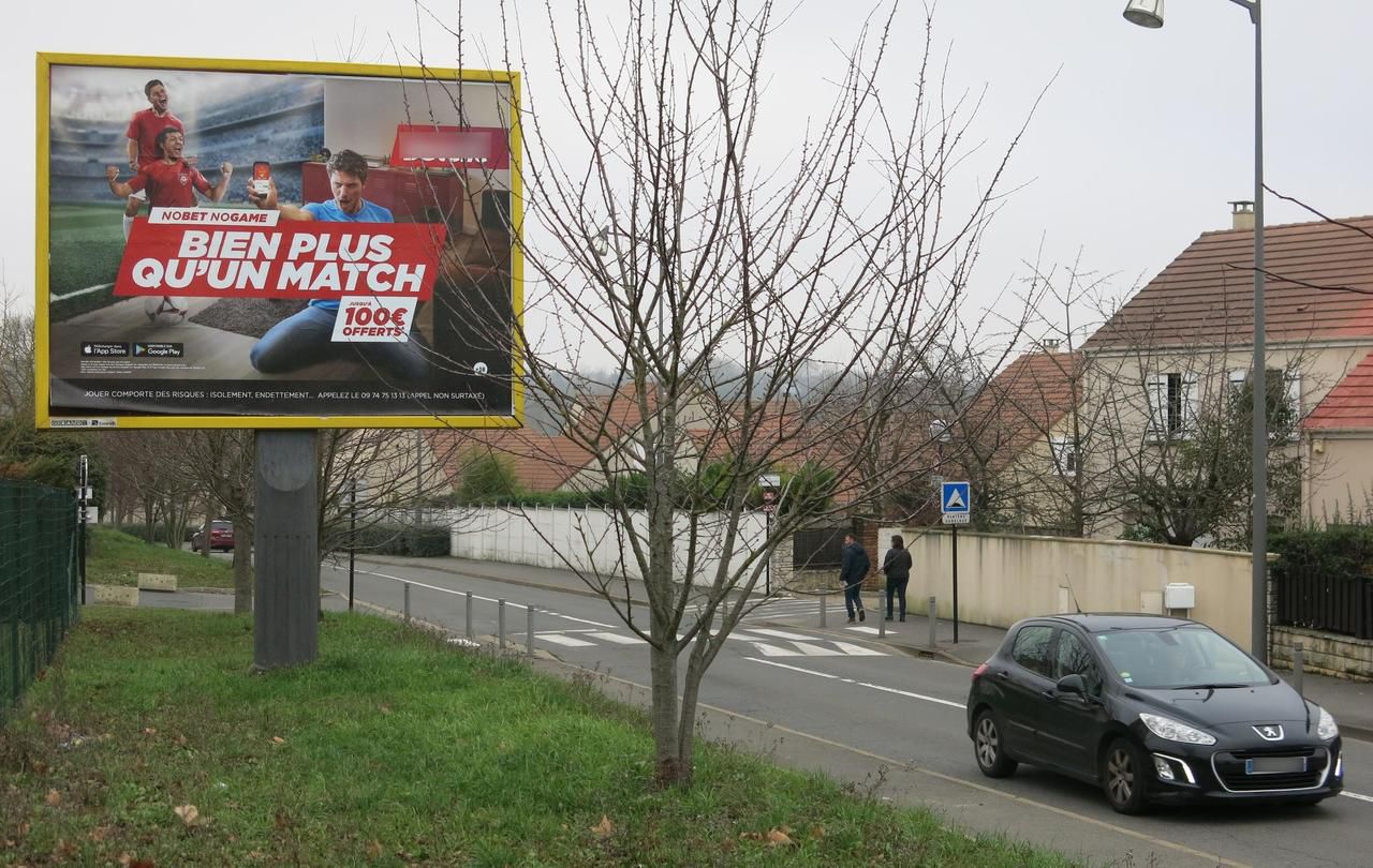 <b></b> Longjumeau, vendredi 28 décembre 2018. Dans certaines zones de la commune, les grandes publicités en 4 x 3 mètres sont appelées à disparaître du paysage.