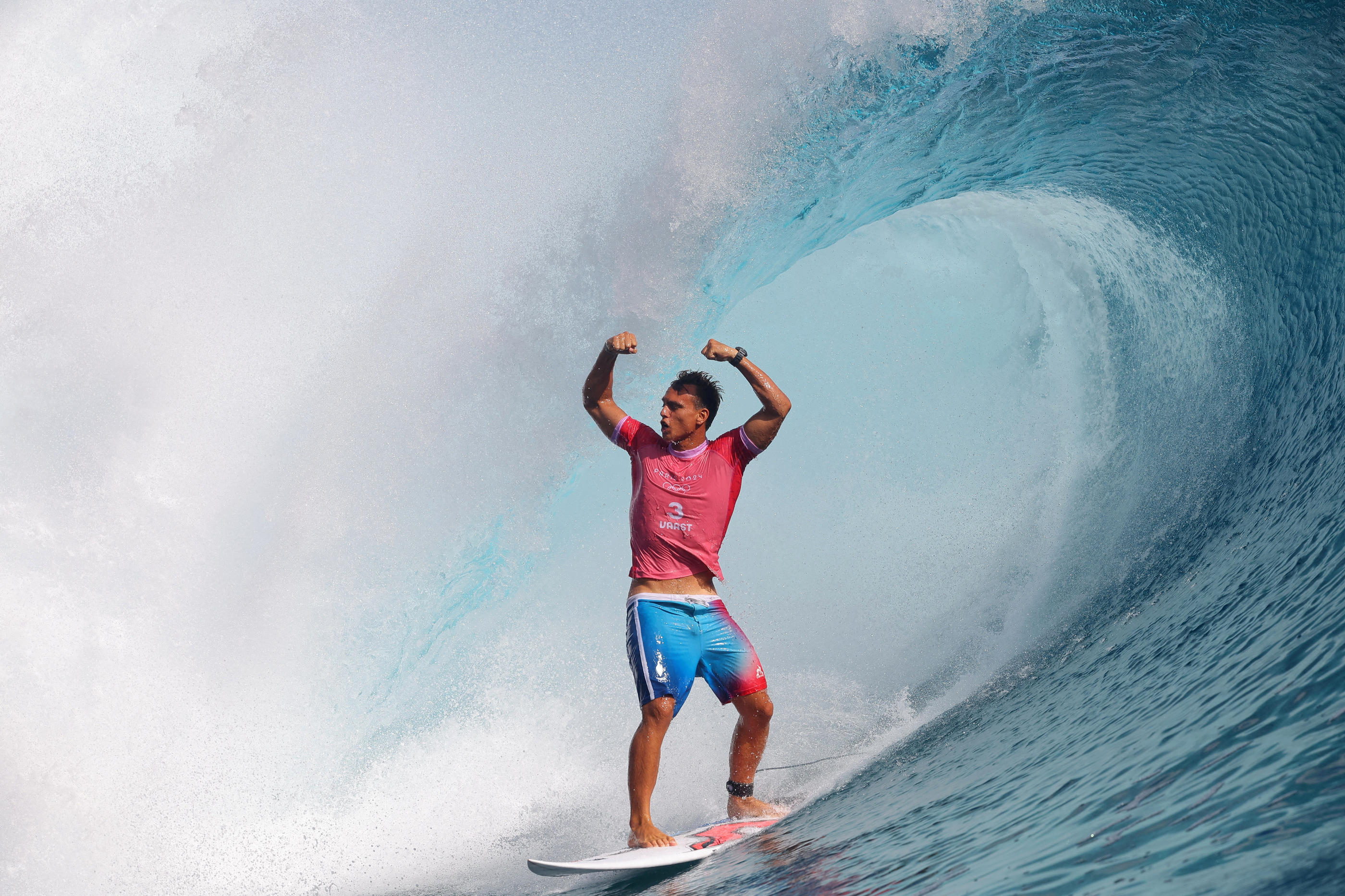 Dans la nuit de lundi à mardi à Tahiti, Kauli Vaast, ici lors de sa finale, a dompté la vague de Teahupoo pour remporter l'or olympique, à domicile. REUTERS/Carlos Barria