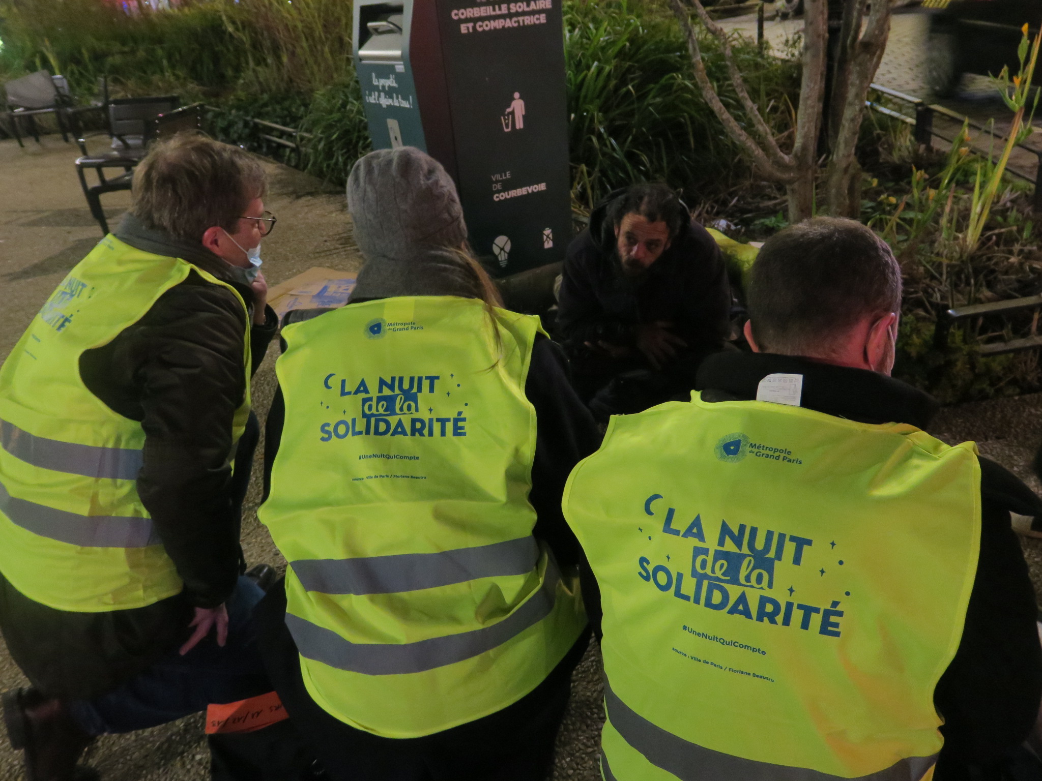 Courbevoie (Hauts-de-Seine), jeudi soir. Une équipe de volontaires de la Nuit de la solidarité devant la gare de Bécon-les-Bruyères. LP/Anthony Lieures