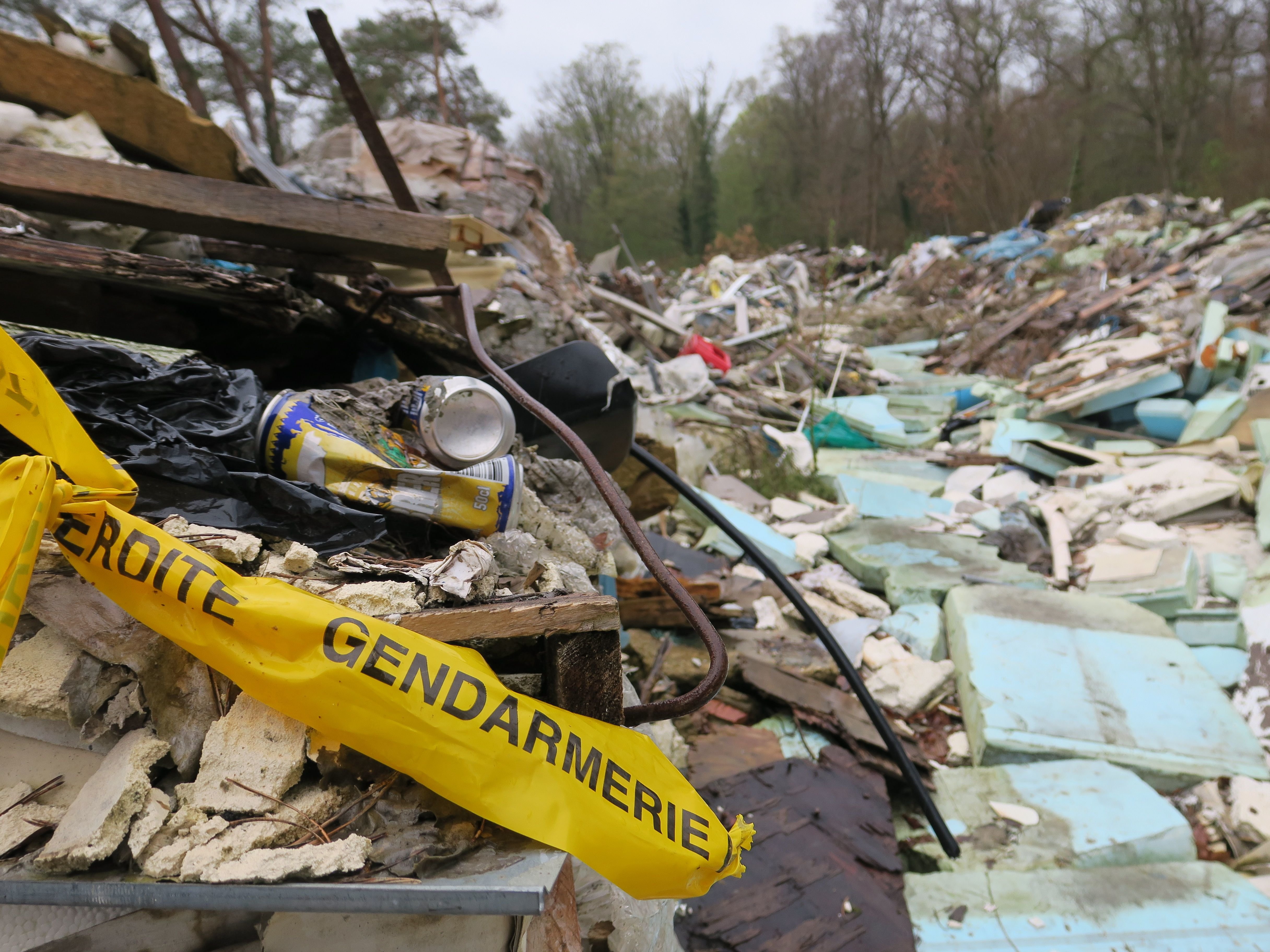 Orry-la-Ville (Oise), jeudi 31 mars. Depuis plusieurs années, une montagne de déchets pollue une parcelle d'un hectare. LP/Simon Gourru
