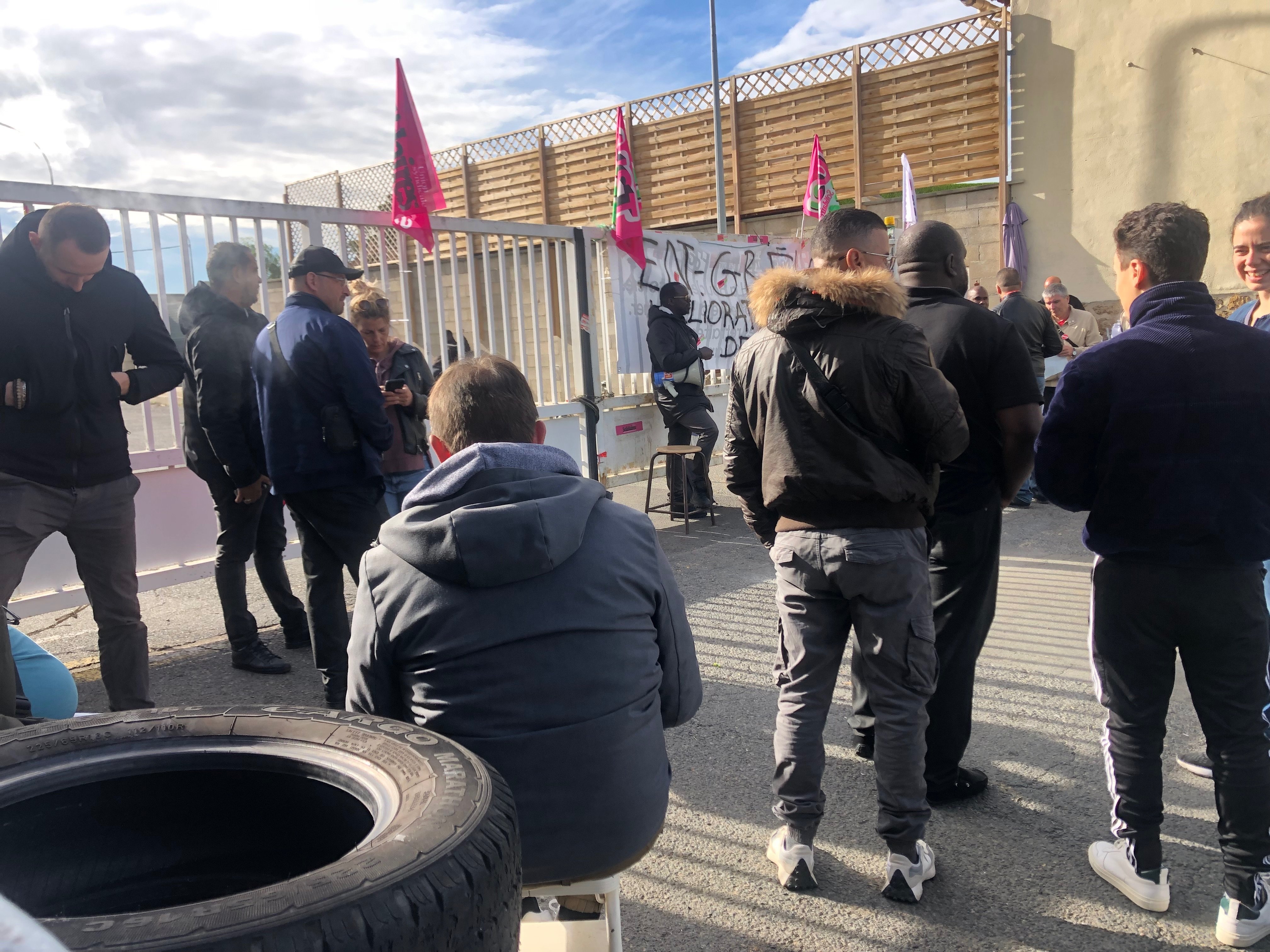 Montesson (Yvelines), ce lundi 25 septembre. Près de 70 personnes participent au mouvement de grève chez Keolis, selon la direction. LP/Sébastien Birden