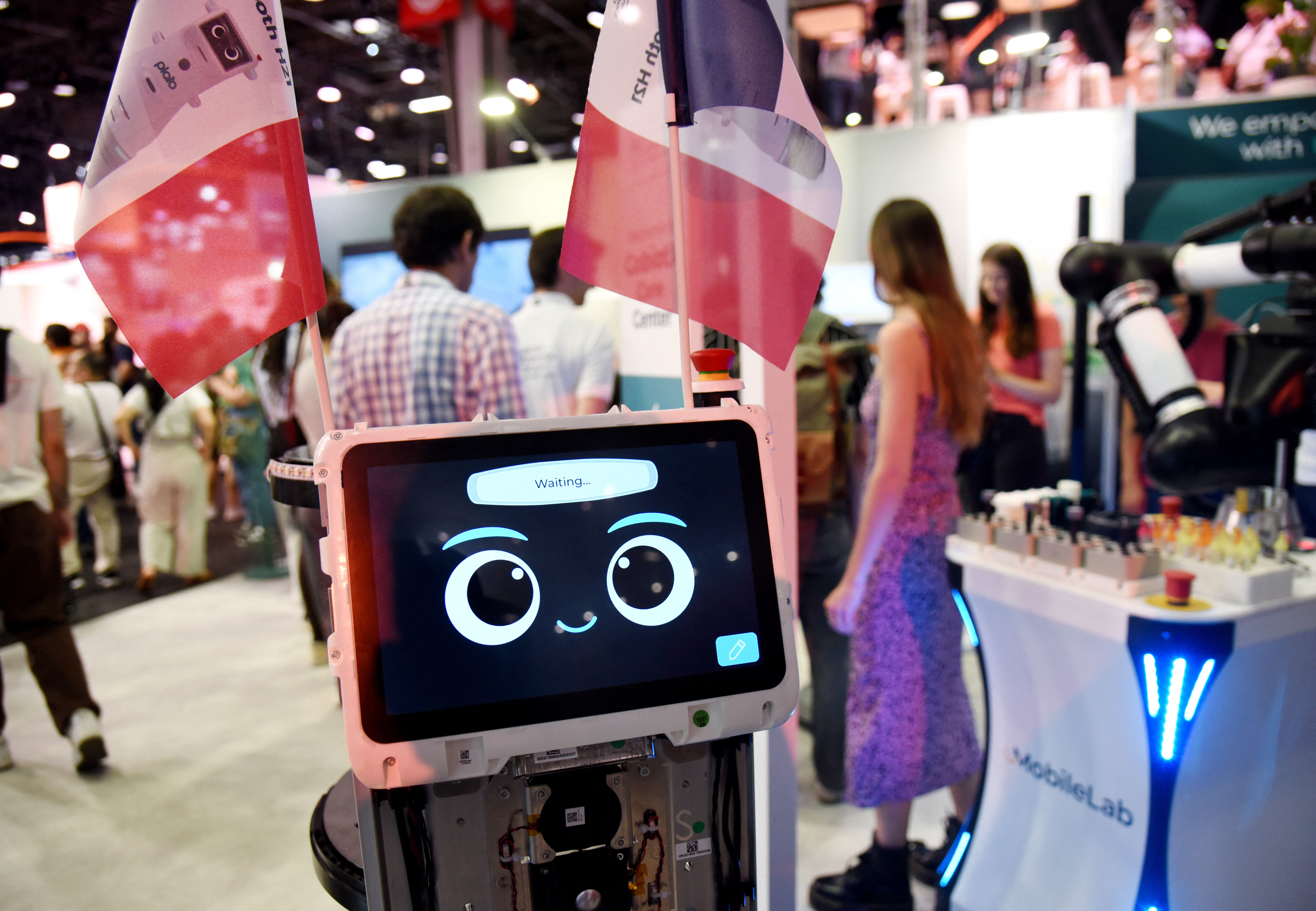 Le salon Vivatech à Paris avec un robot arborant deux drapeaux français en juin 2023. Apaydin Alain/ABACA