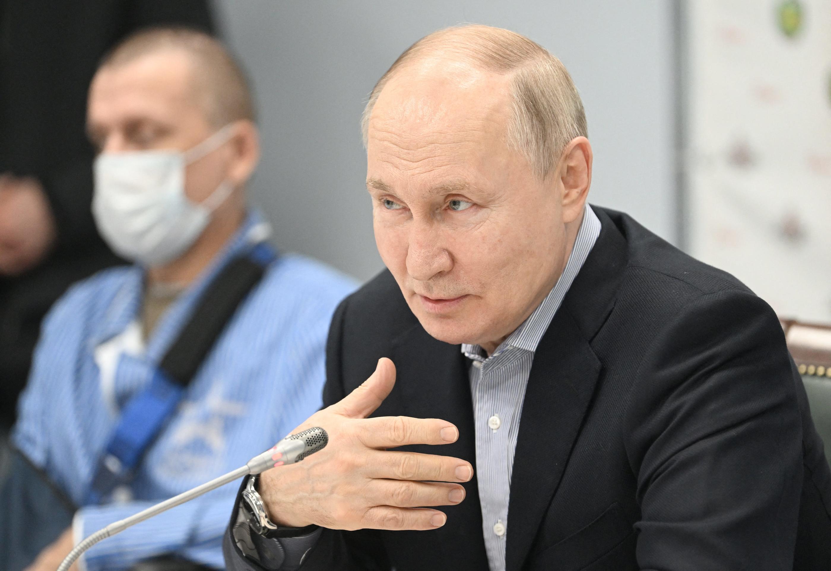 Le président russe, ici ce lundi 1er janvier, lors de la visite d'un hôpital militaire à Moscou, semble plus populaire que jamais. EPA-EFE/Sputnik/Kremlin/Pool/Kristina Kormilitsyna