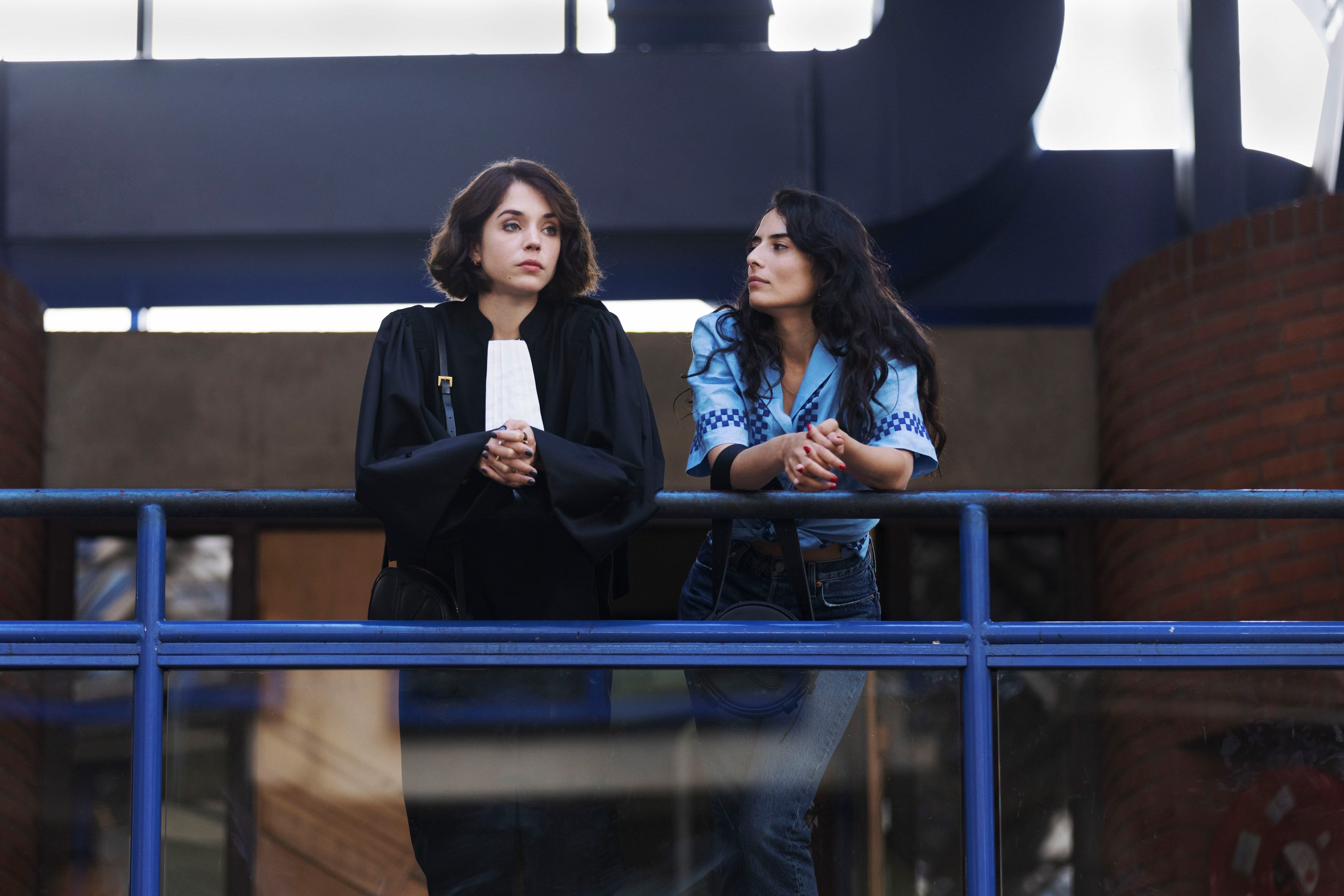 Alice Isaaz (à gauche), qui tient le rôle principal, et Nailia Harzoune dans les coursives du tribunal de Bobigny, bien mis en lumière, au sens propre comme au figuré, par la série « 66-5 ». Canal+/Sortilèges Productions/Denis Manin