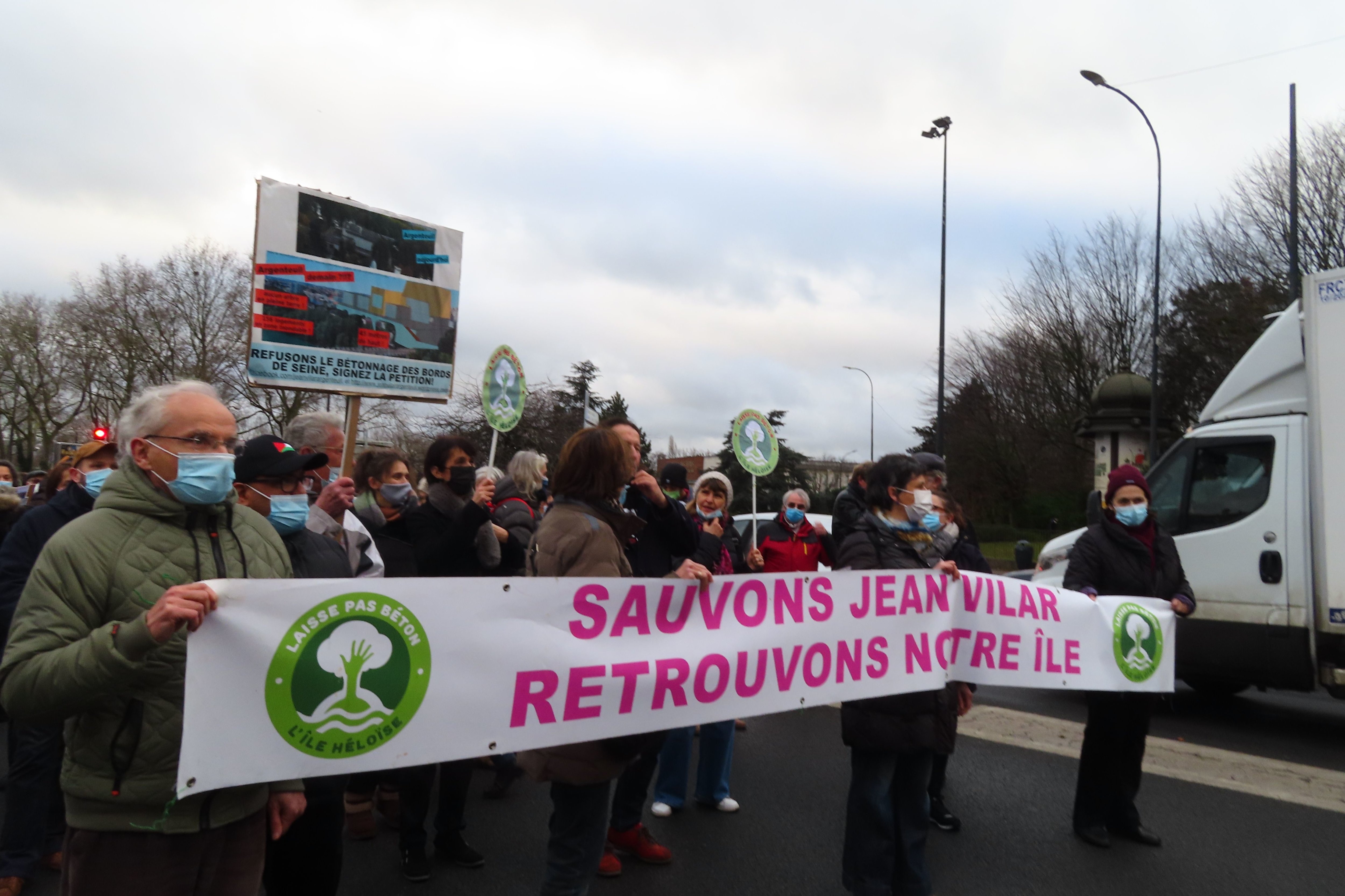 Argenteuil, ce samedi. Les opposants au nouveau projet Héloïse ont terminé leur marche devant l’hôtel de ville. LP/Frédéric Naizot