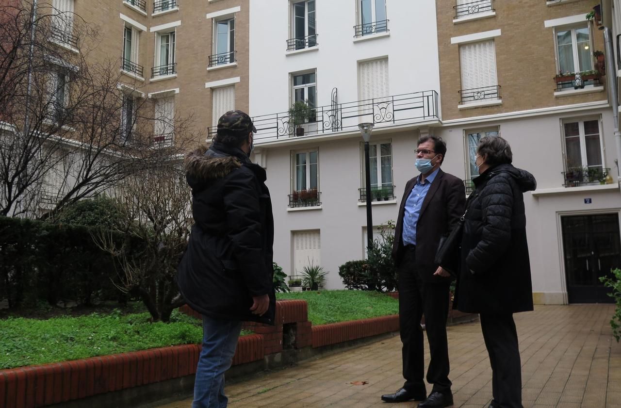 <b></b> Square du Tarn, Paris (XVII<sup>e</sup>), ce mercredi. Marc (de dos) fait partie de la «milice». Il discute de la situation avec Claire, une locataire, et Atanase Périfan, élu d’arrondissement.