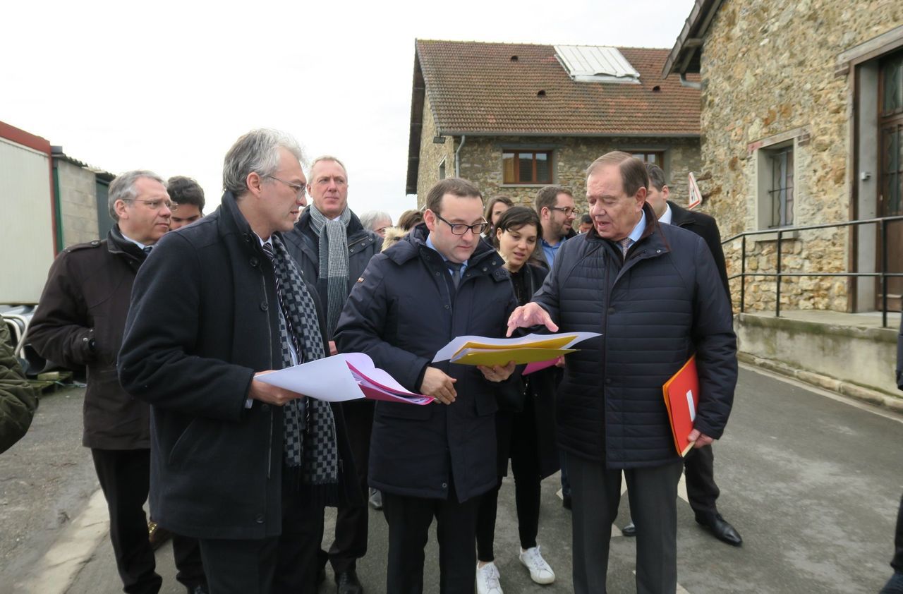 <b></b> Chelles, vendredi 9 mars 2018. Le président de la métropole du Grand Paris, Patrick Ollier (LR, à dr.) a visité avec le maire Brice Rabaste (LR, au centre) le site Castermant.