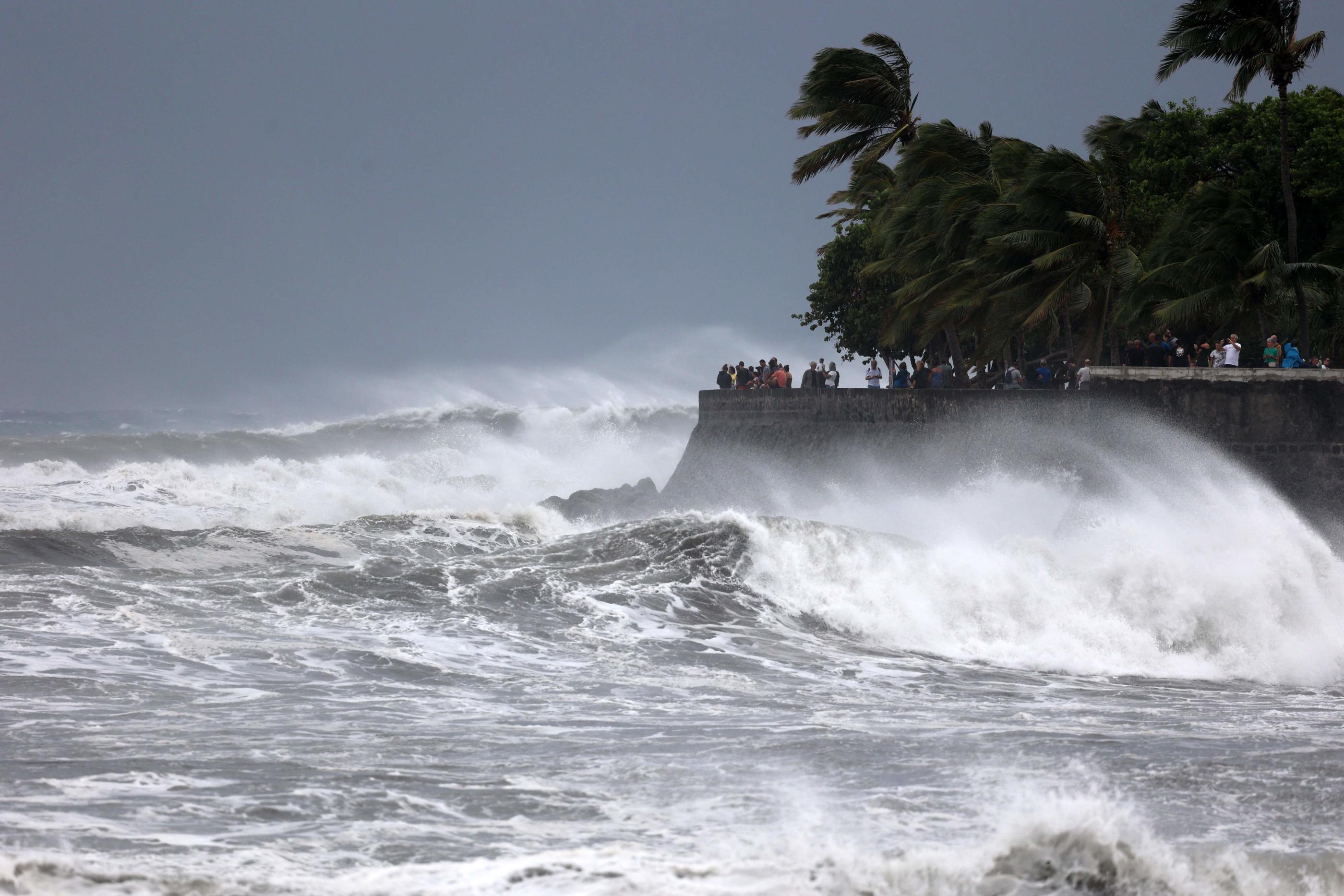 Le cyclone Emnati s’éloigne de La Réunion.  AFP/ Richard BOUHET