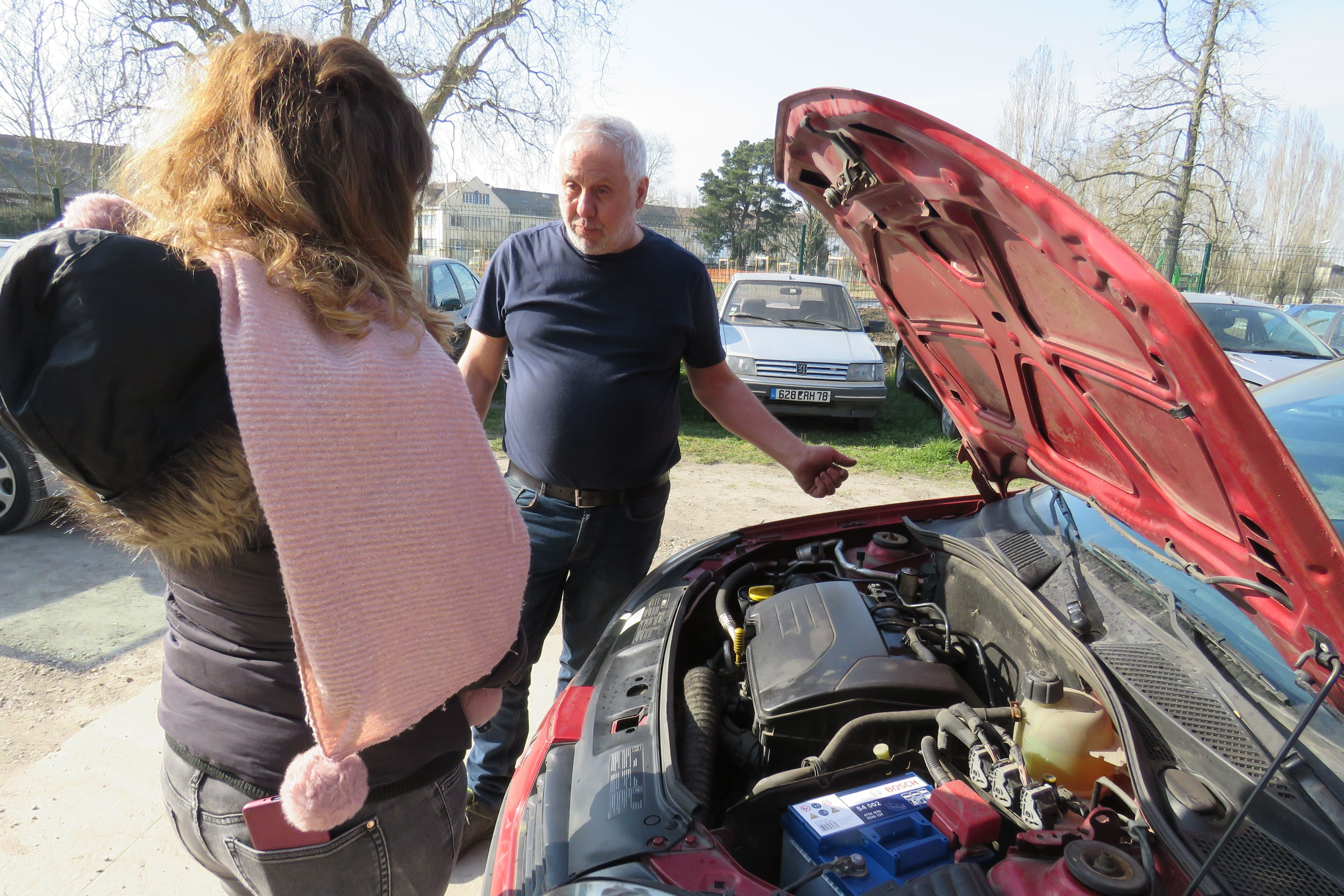 Savigny-sur-Orge, jeudi 2 mars 2023. Sarkis, encadrant technique et chef d'atelier du garage explique à Maroua les réparations qui ont été faites sur sa Clio. LP/Florian Garcia