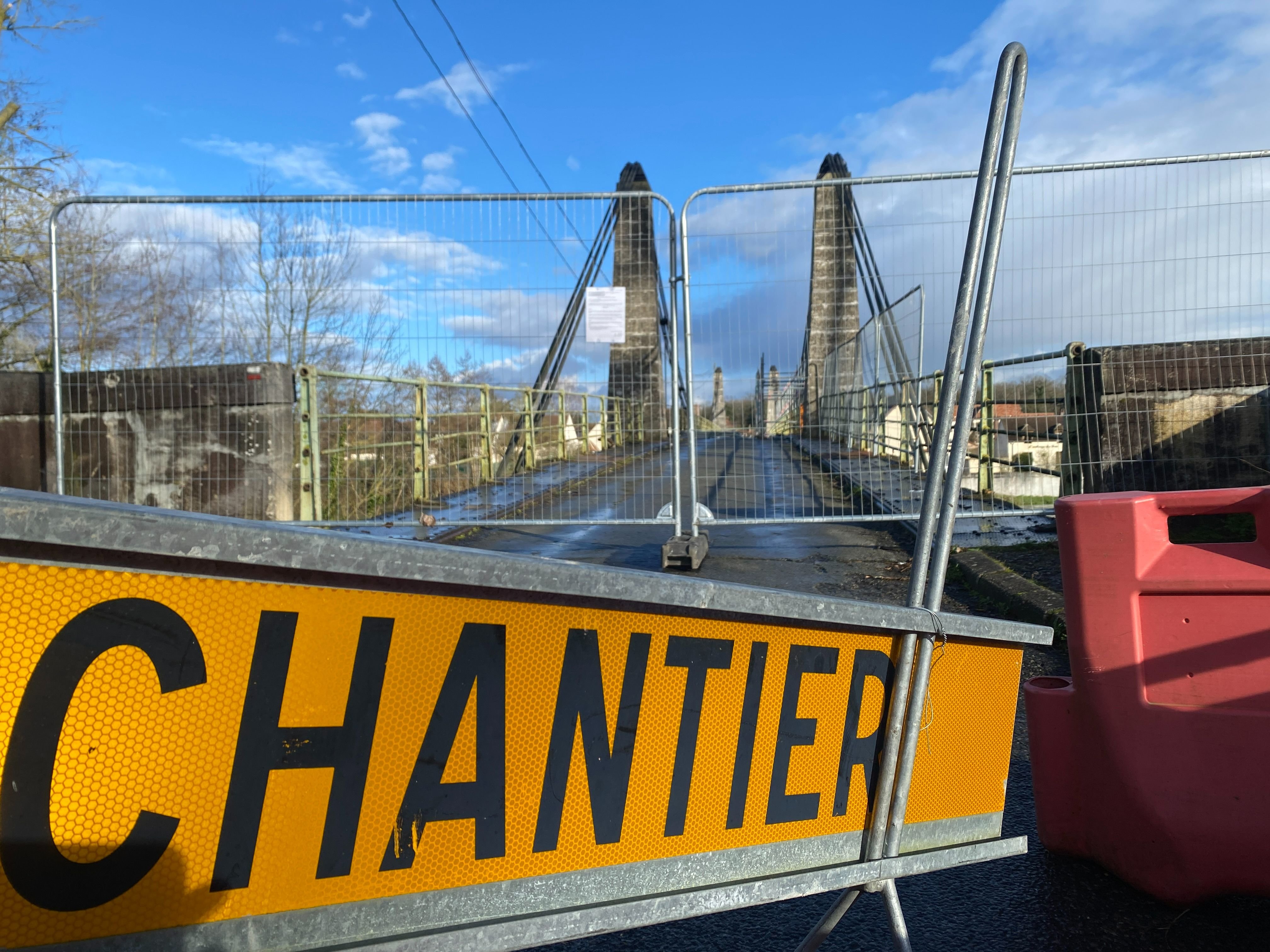 Lacroix-Saint-Ouen, ce mardi. Les travaux de réhabilitation de ce pont qui relie la commune à Le Meux viennent de commencer pour une durée d'environ 14 mois. LP/J.D.
