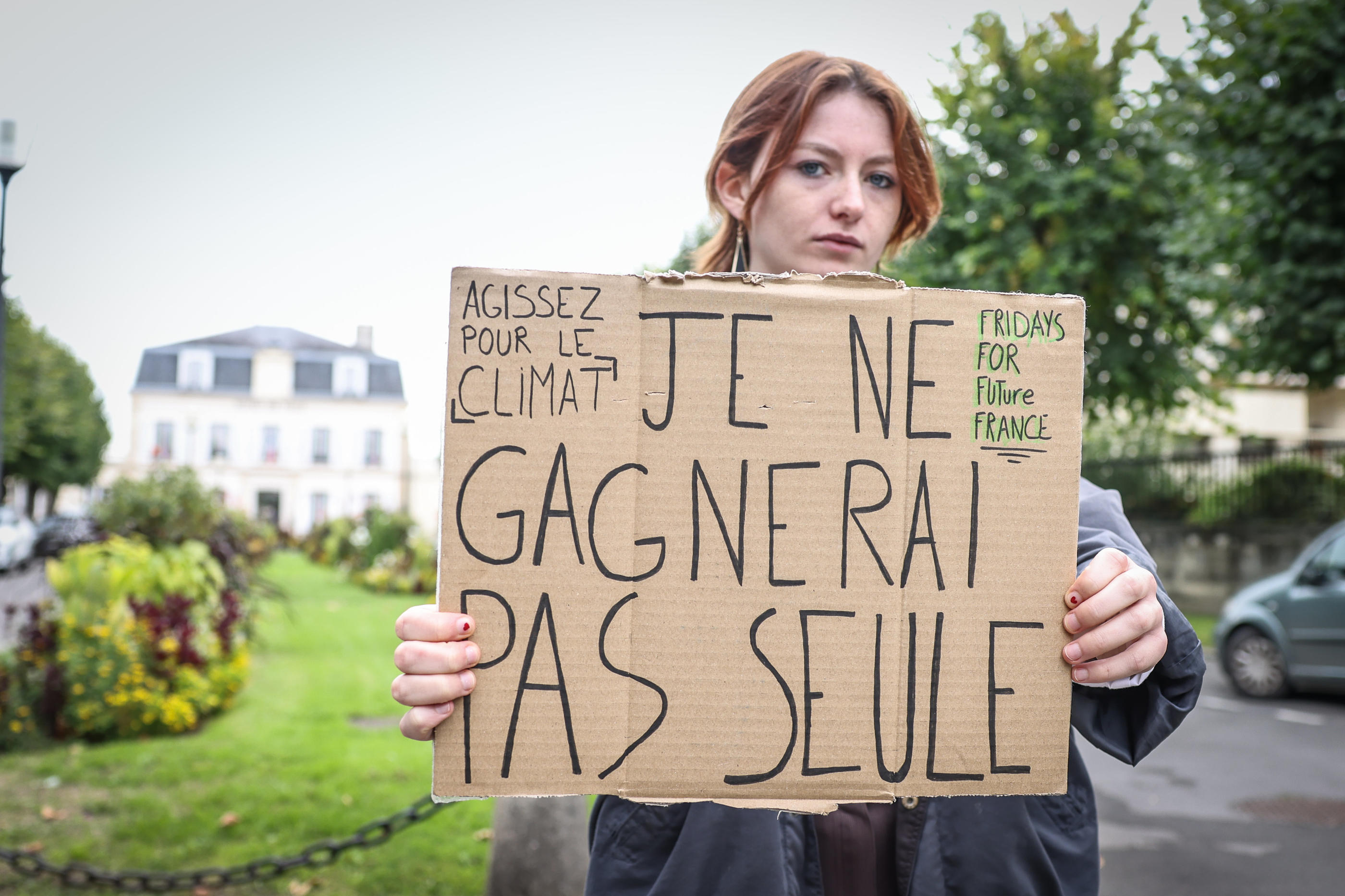 Mélissandre est allée manifester devant la mairie de Chantilly, ce vendredi matin, à l'appel du mouvement Fridays for Future France, pour interpeller les passants sur les désastres écologiques. LP/Fred Dugit