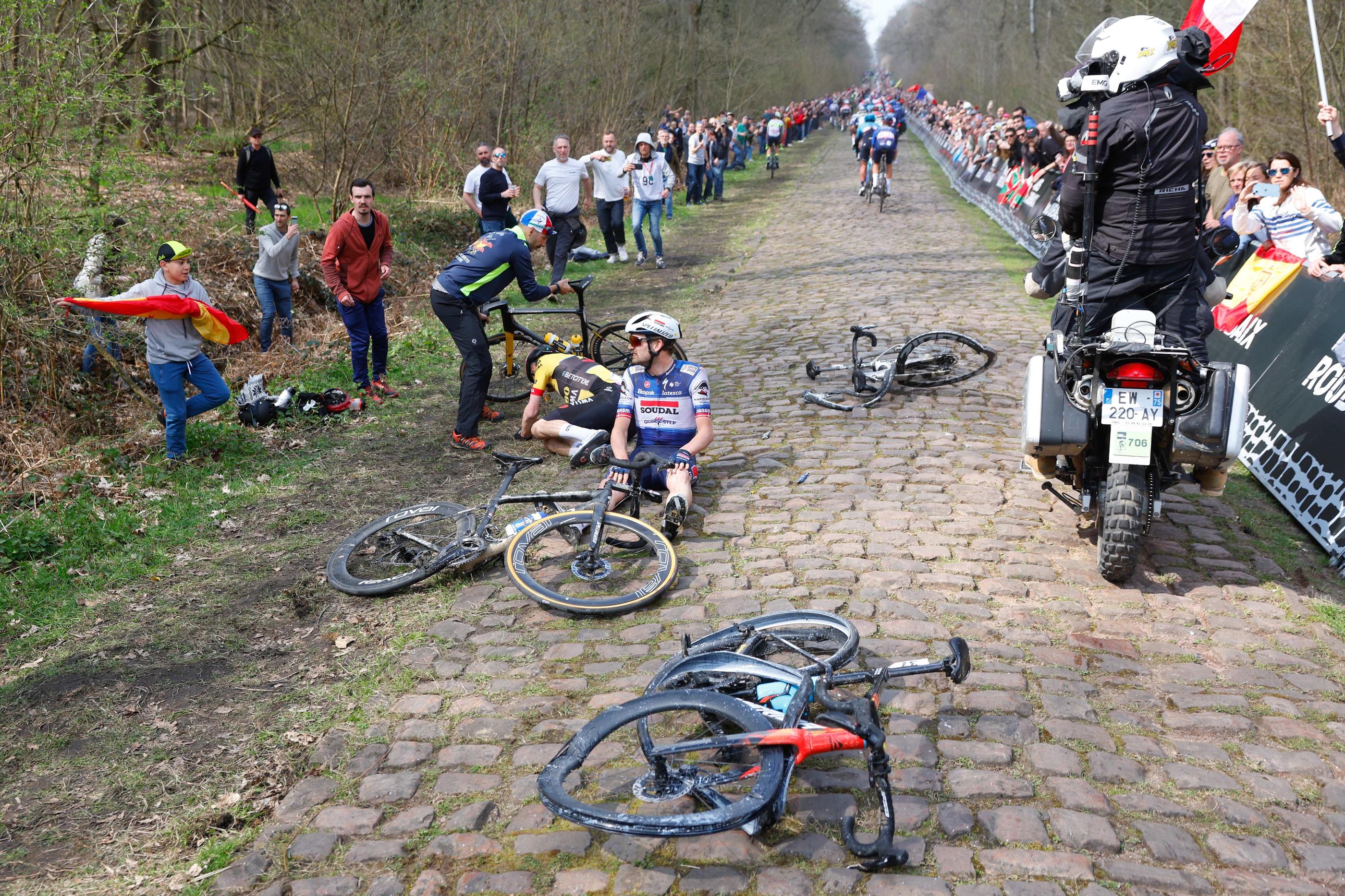 L'an passé, Dylan van Baarle (en jaune et noir), champion sortant de Paris-Roubaix, avait chuté dans la trouée d'Arenberg. Icon Sport/Etienne Garnier