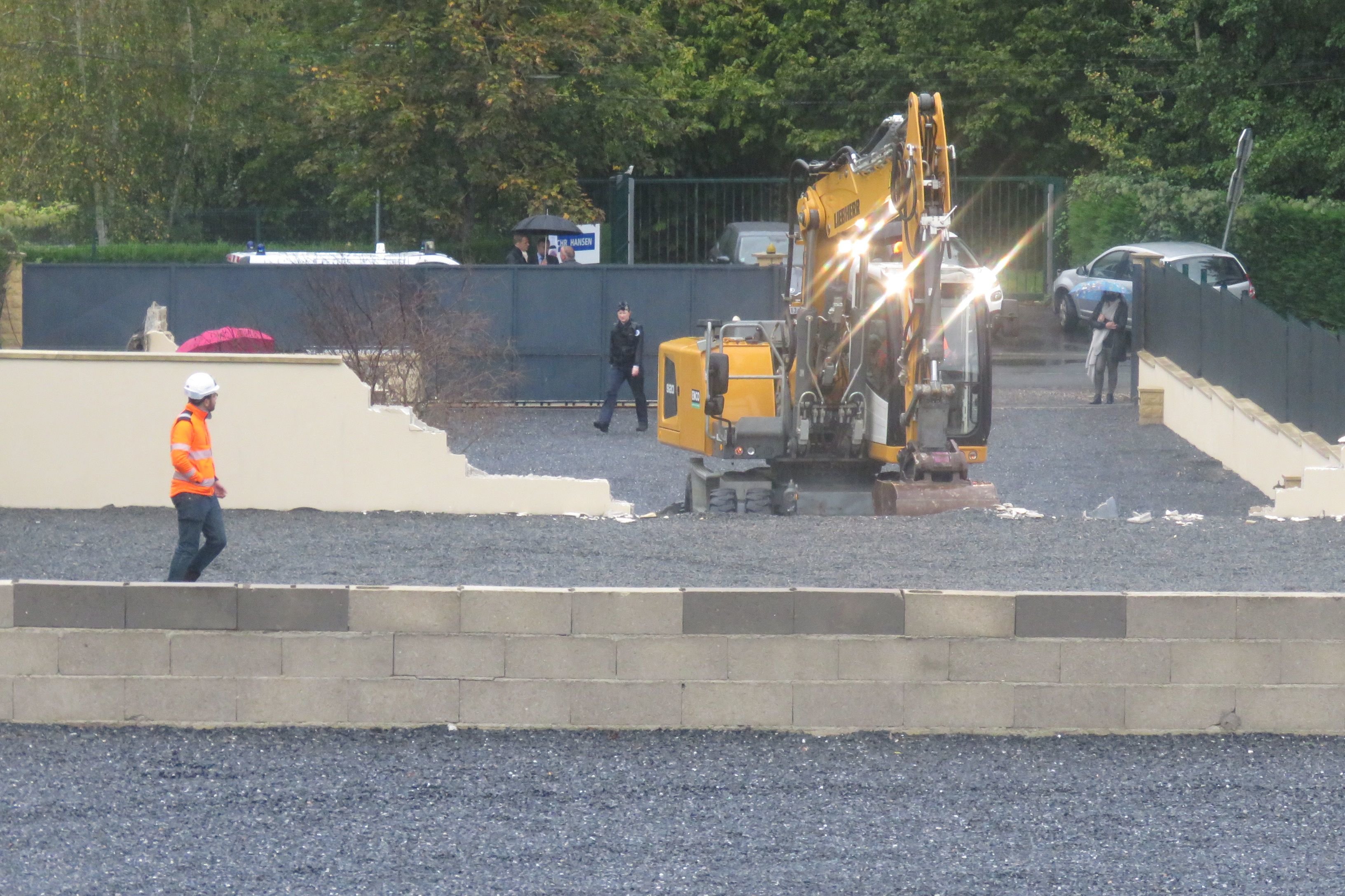 Brétigny-sur-Orge, mardi 5 octobre. Les pelleteuses détruisent les murs qui délimitaient les trois parcelles d'habitation, sur ce terrain situé dans le quartier des Joncs-Marins. LP/Nolwenn Cosson