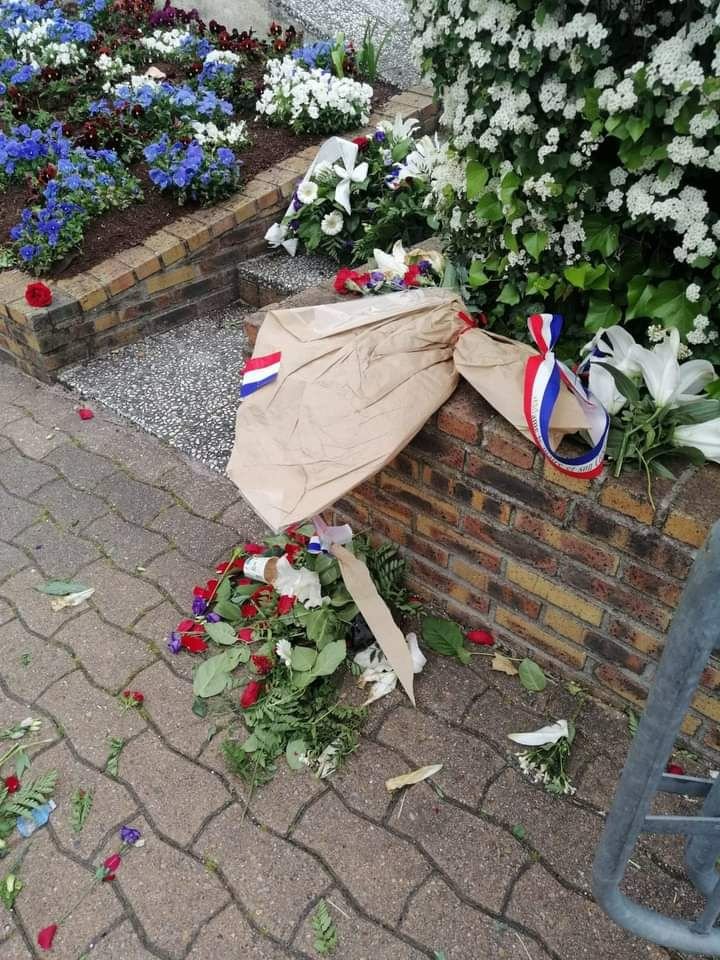 Longjumeau, lundi 1er mai 2023. Trois gerbes de fleurs déposées au pied du monument aux morts de Longjumeau lors de la Journée du souvenir des victimes et des héros de la déportation ont été profanées. DR