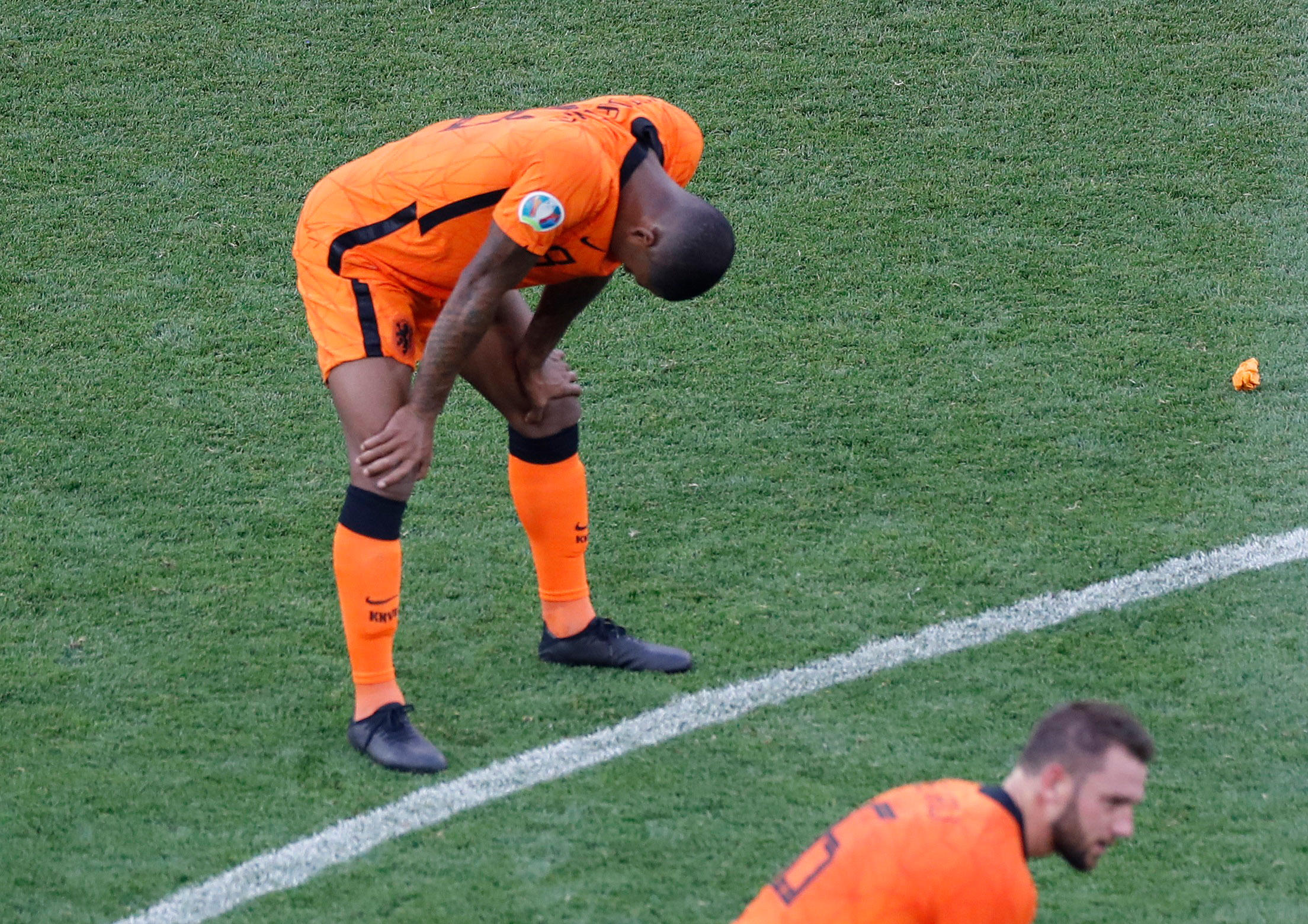 Le nouveau joueur du PSG et capitaine des Pays-Bas, Georginio Wijnaldum, est effondré. REUTERS/Laszlo Balogh